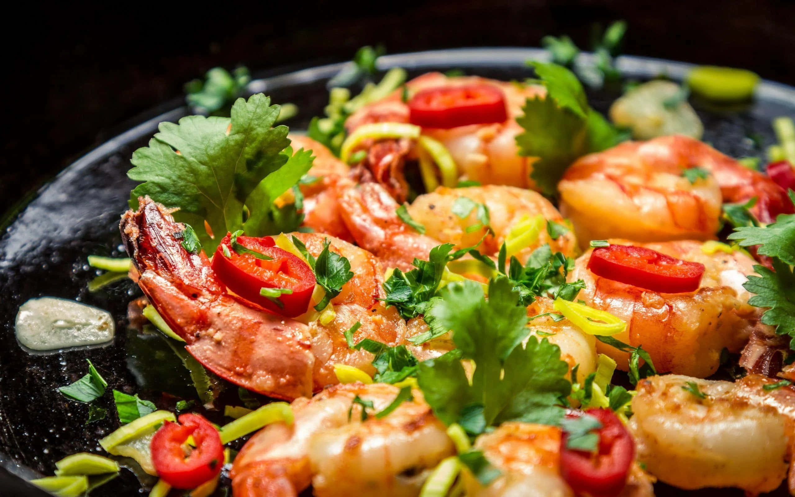 Seafood 桌布 壁紙 — 脆烤蝦配以芫荽和紅辣椒片，置於深色碟上。