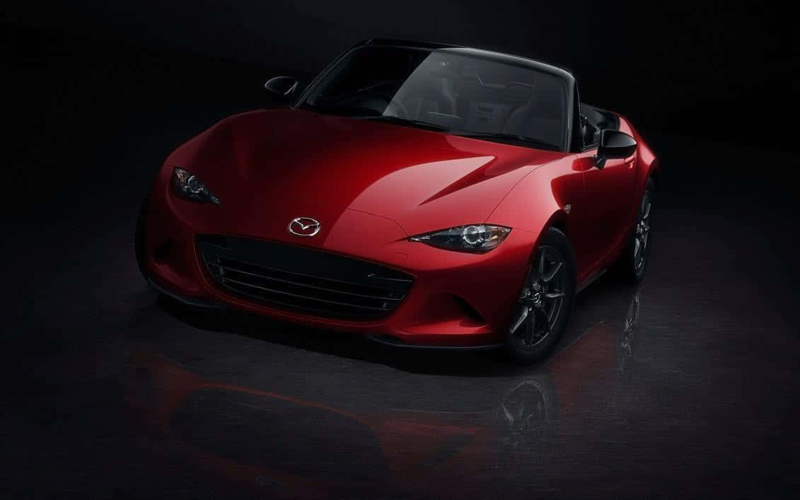 紅色Mazda MX-5 Miata跑車在攝影棚內，地板反光