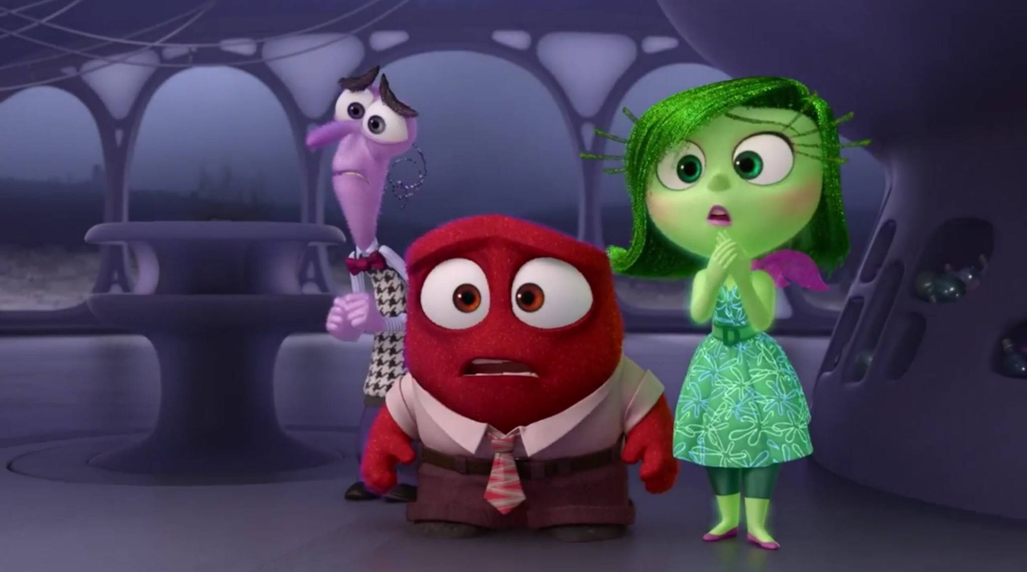 《腦筋急轉彎》恐懼角色傷心場景 壁紙 — 三個動畫情緒角色在未來風格的控制室中顯得驚訝和擔憂。