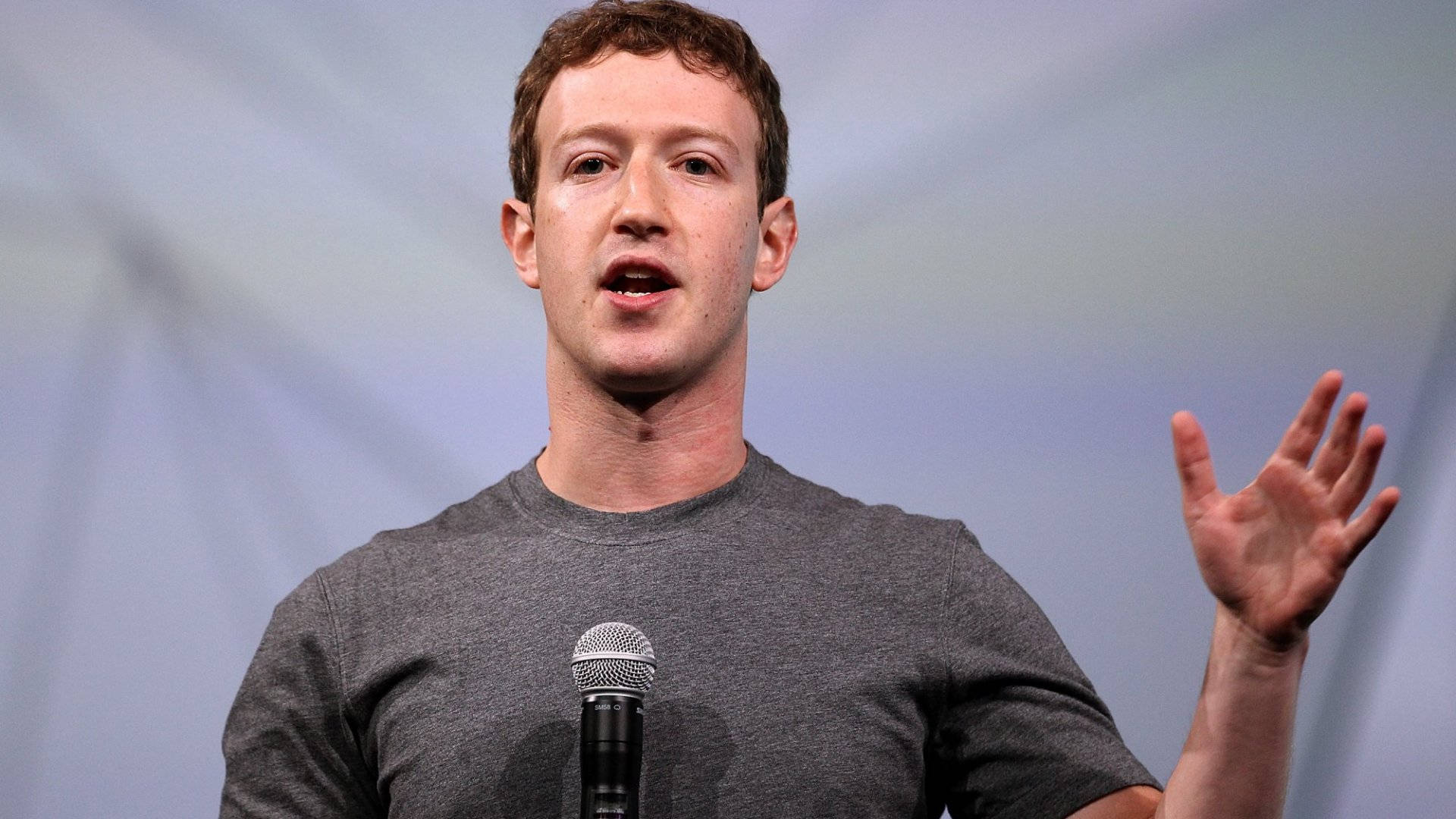Mark Zuckerberg 喺演講期間對著咪高峰說話。
