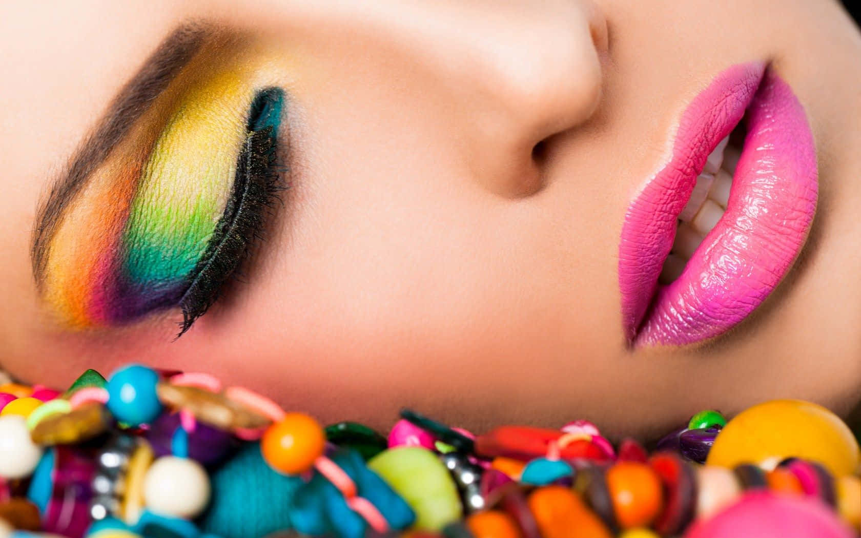 Beauty And Fashion 桌布 壁紙 — 臉部特寫，帶有鮮豔的彩虹眼影和粉紅嘴唇，周圍環繞著彩色糖果。