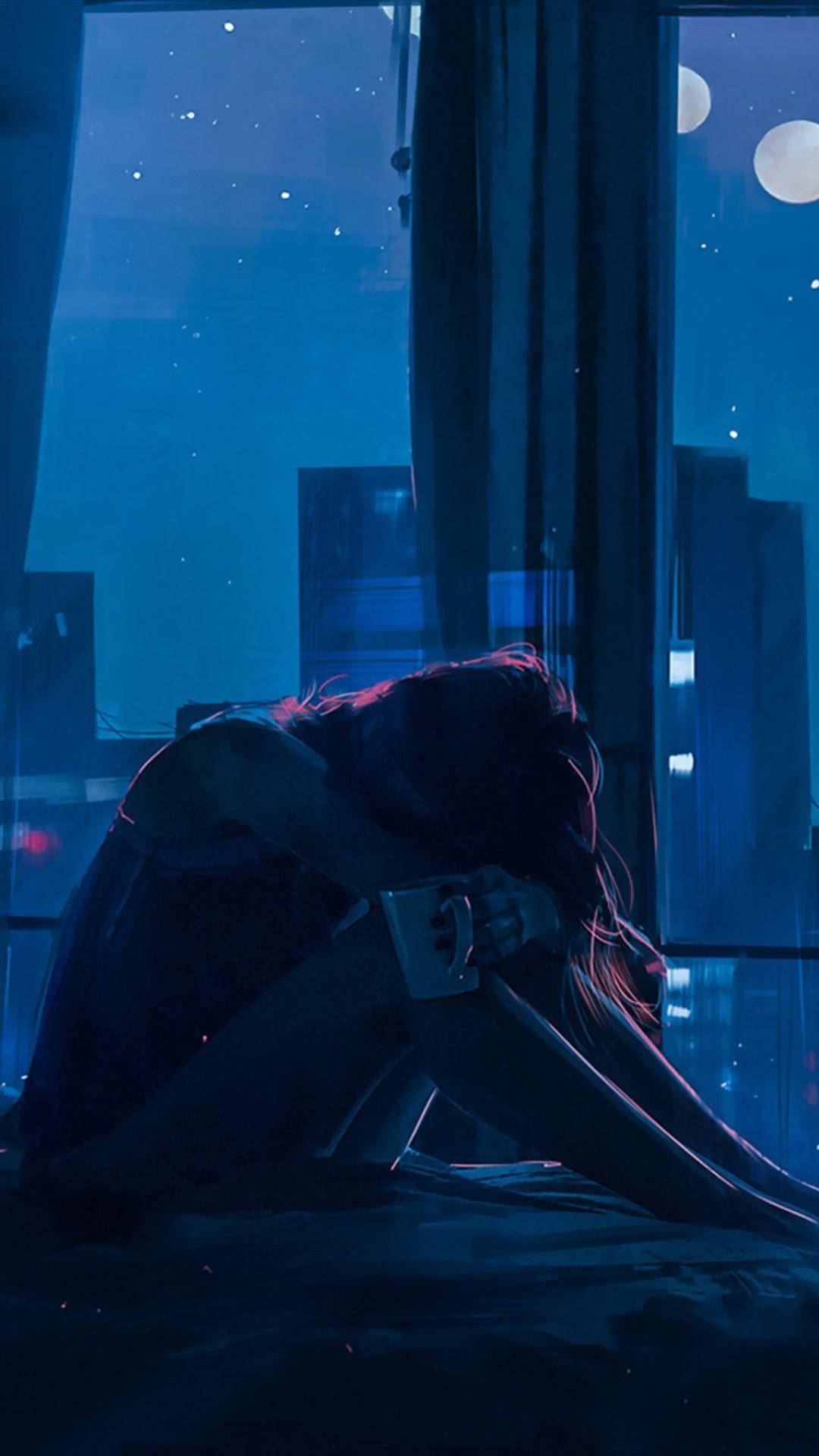 夜晚，一個人獨自坐在窗邊的床上，可以看到城市的燈光和星星。