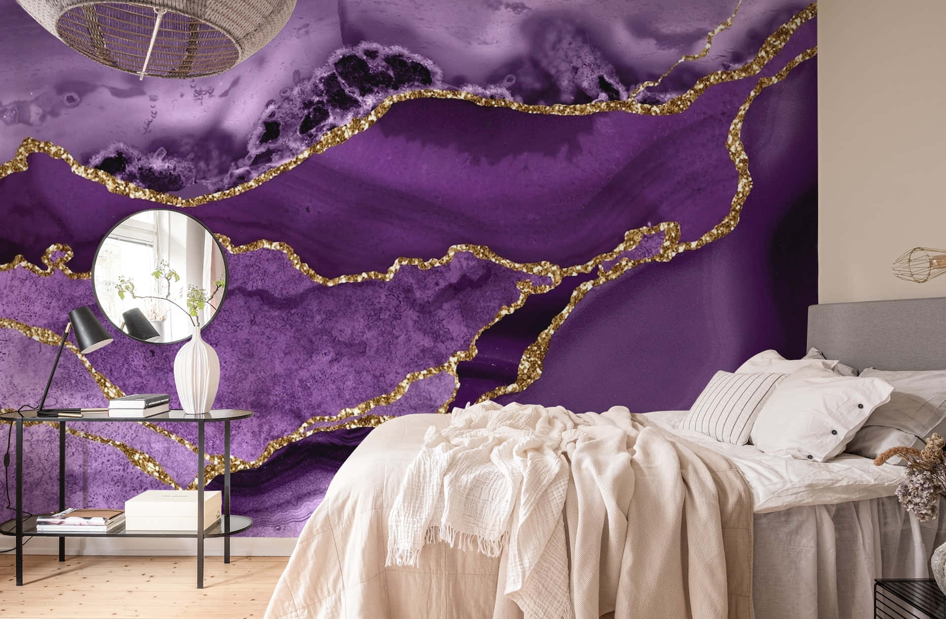Purple Decor 桌布 壁紙 — 臥室採用大膽的紫色和金色瑪瑙晶洞壁紙，配有一張床和現代家具。