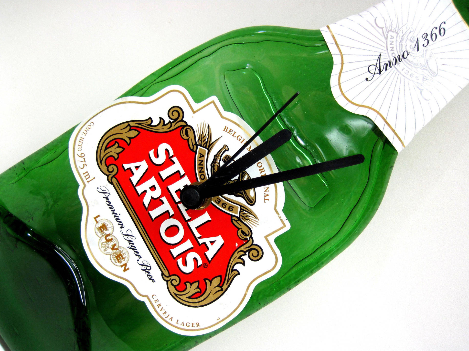 Stella Artois啤酒瓶變成帶有黑色指針的掛牆鐘。