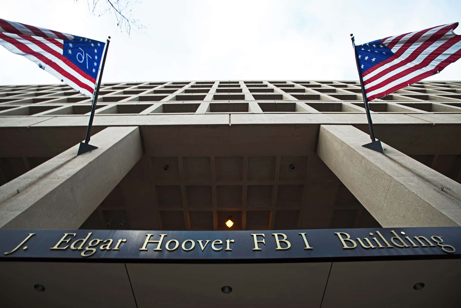 FBI大樓入口，美國國旗飄揚