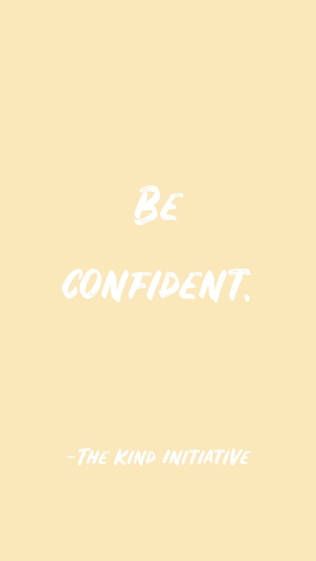 勵志名言「Be Confident」以白色刷筆字體寫在淡黃色背景上。