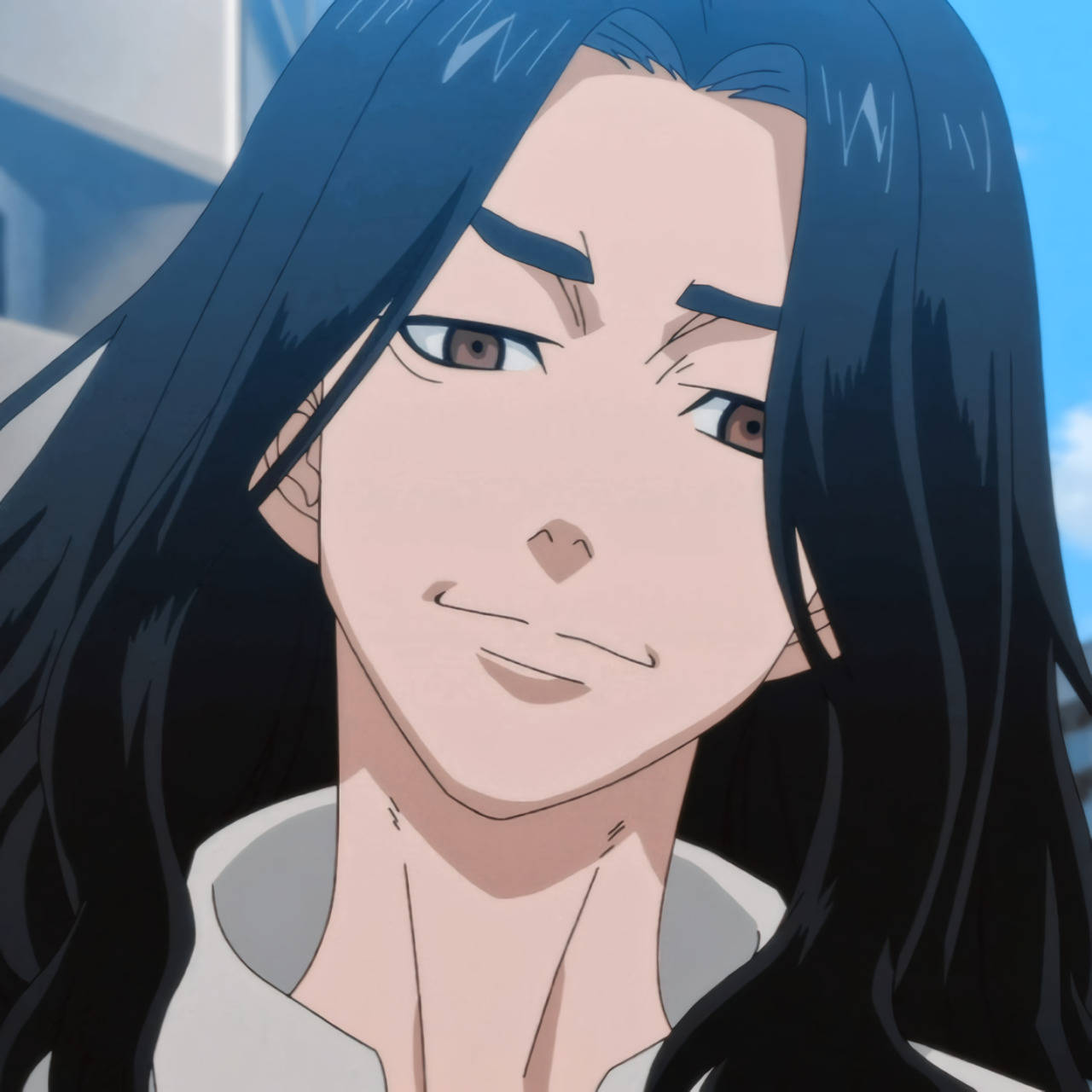 自信滿滿的Keisuke Baji 壁紙 — 動漫角色特寫，長黑髮，在明亮的日光下露出微妙微笑。