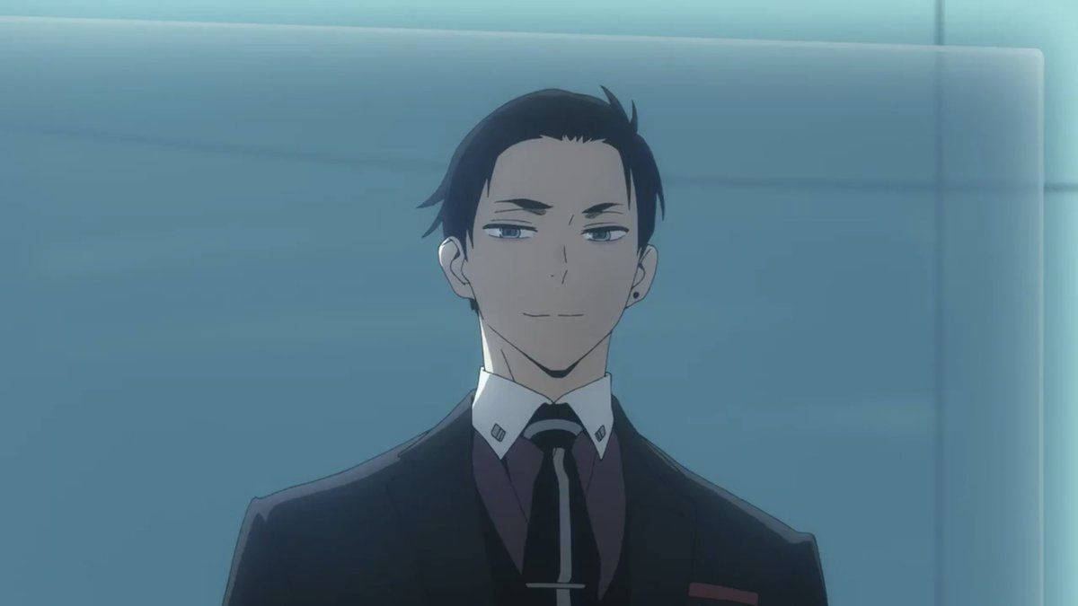 動漫男子穿著正式西裝，在藍色背景前帶著冷靜的表情。
