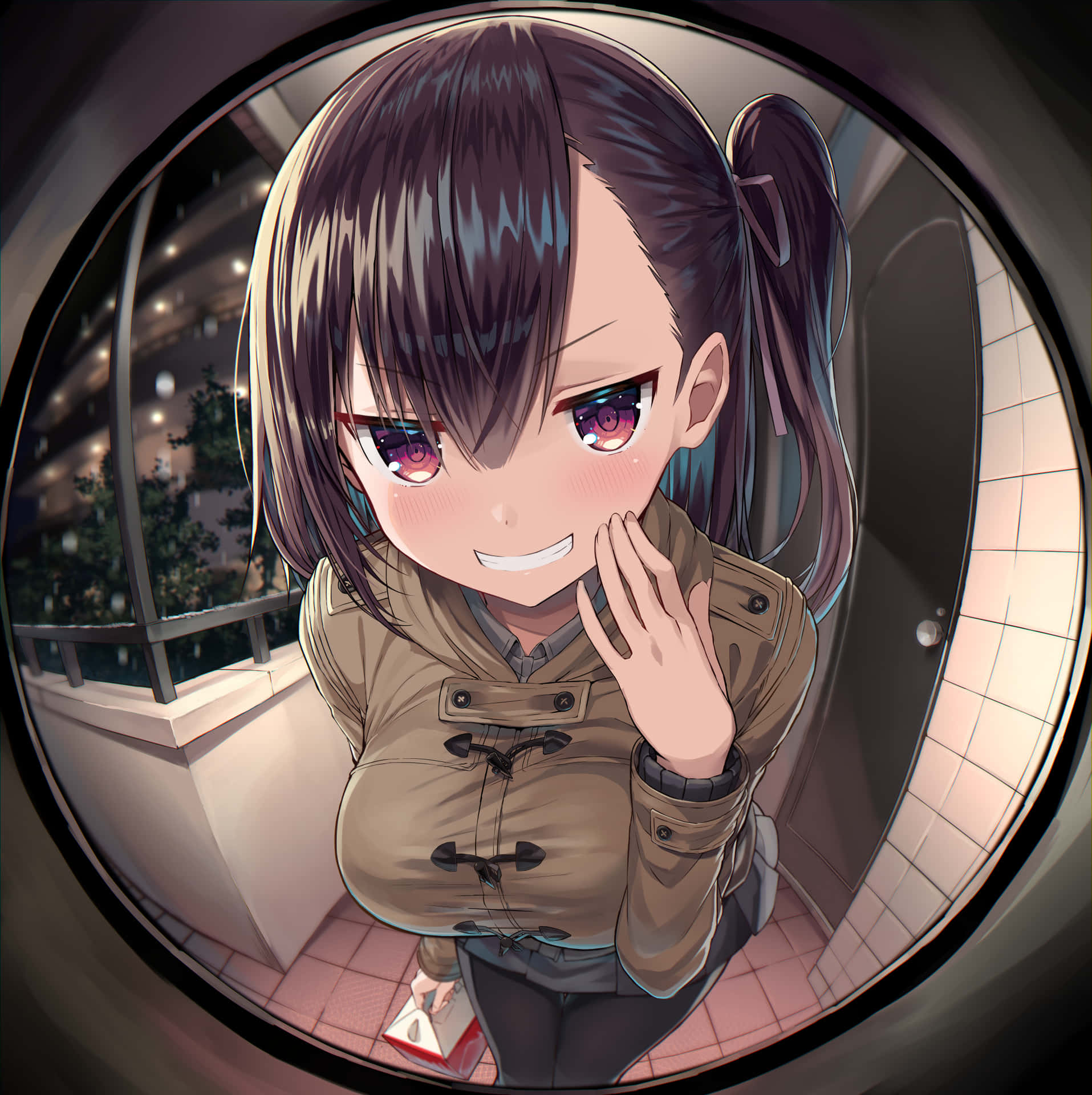 動漫女孩夜晚透過圓形窗戶微笑，背後有城市燈光。