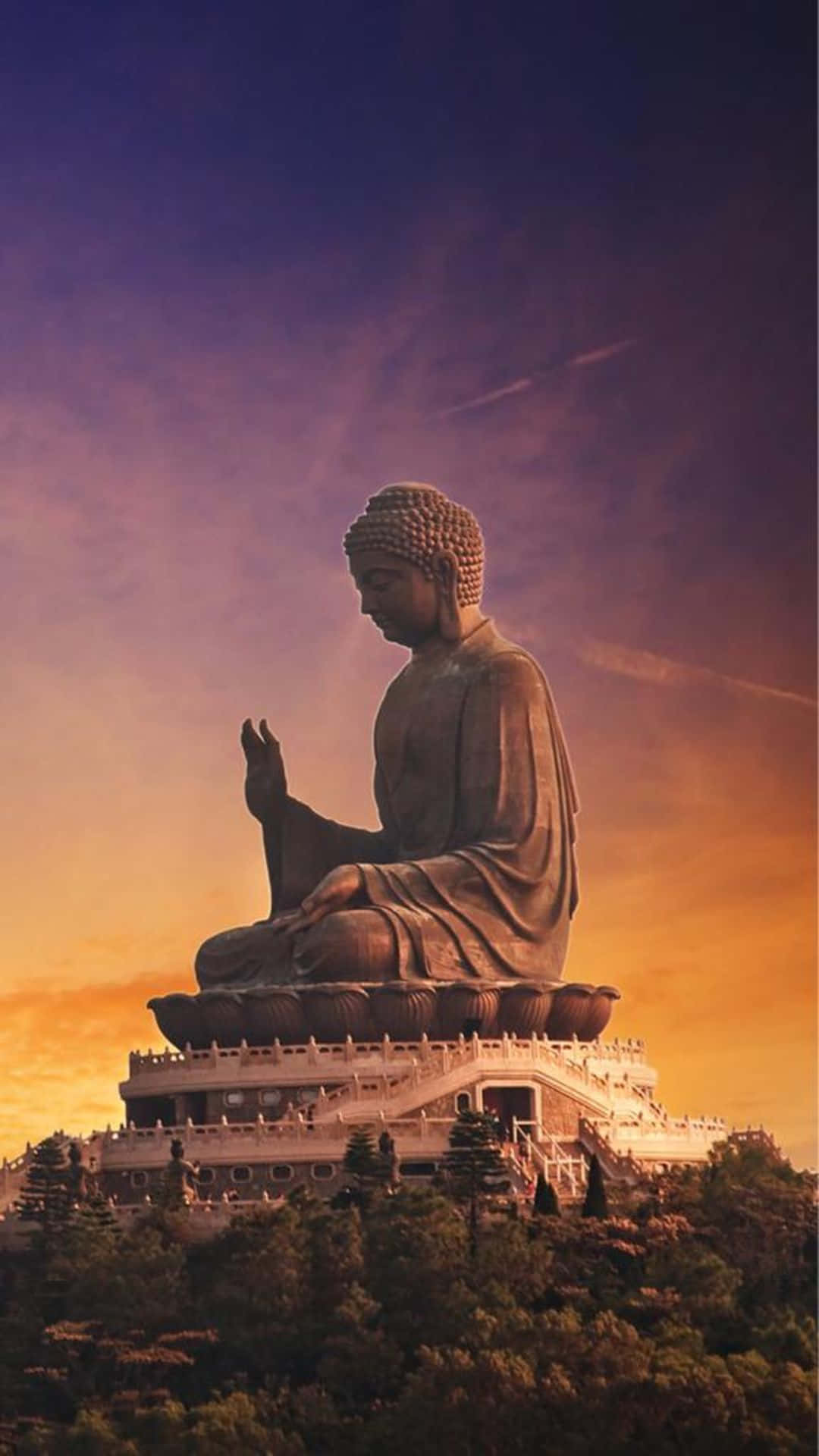 金色日落時山上的大佛像