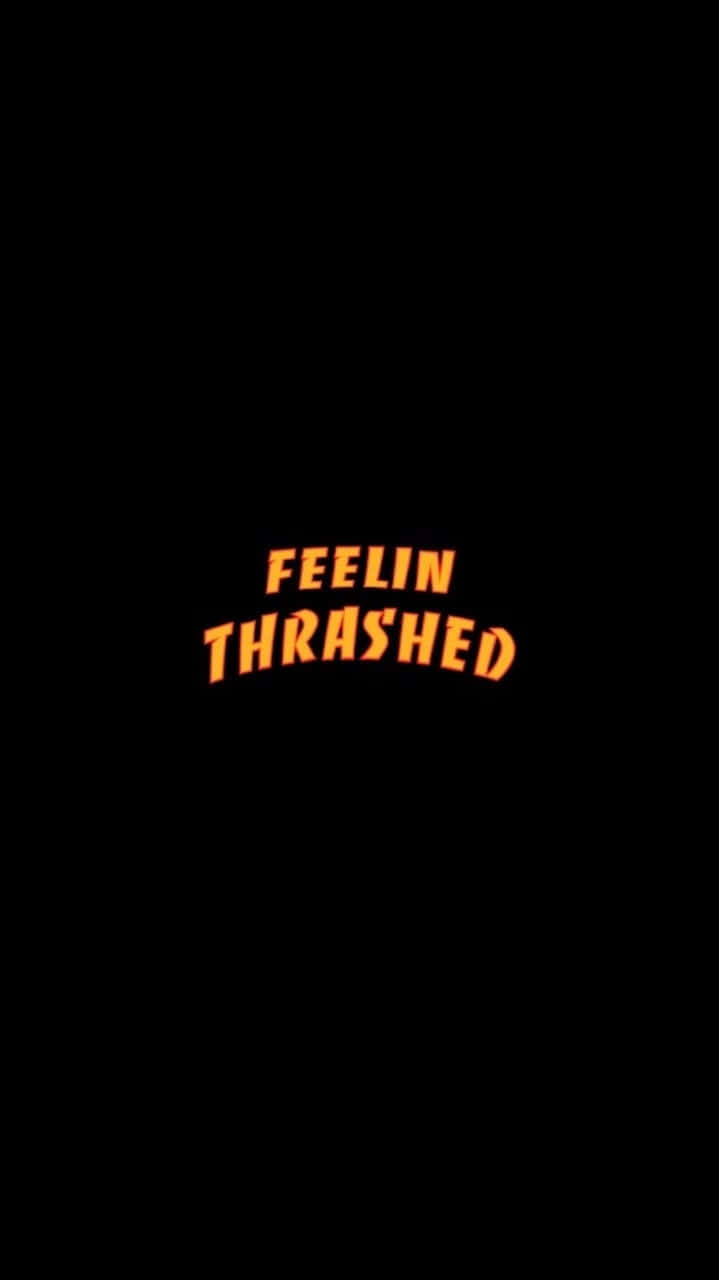在黑色背景上發出橙色光芒的文字 'FEELIN THRASHED'。