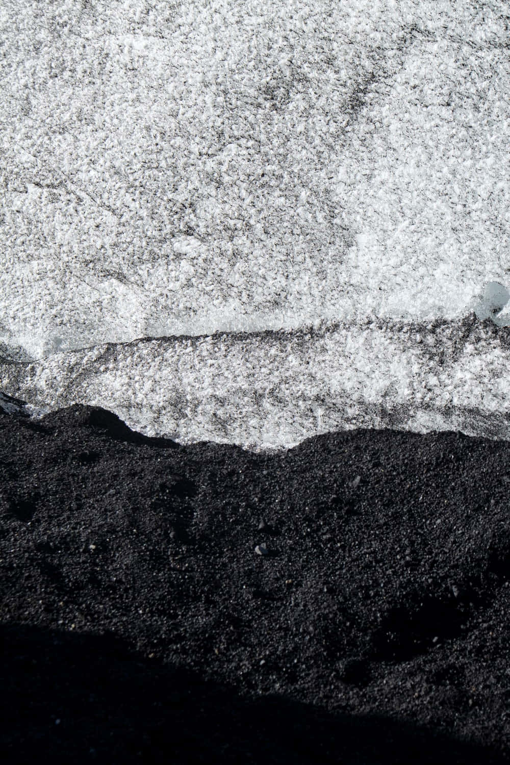 Black And White Texture 桌布 壁紙 — 自然光下粗糙黑色礫石與紋理白色冰塊之間的鮮明對比。