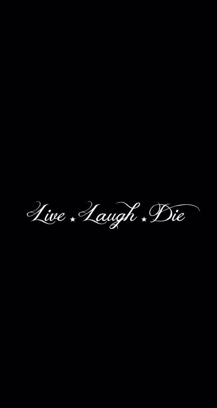 自然環境中的可愛黑貓 壁紙 — 優雅的白色草書文字「Live Laugh Die」居中顯示在純黑色背景上。