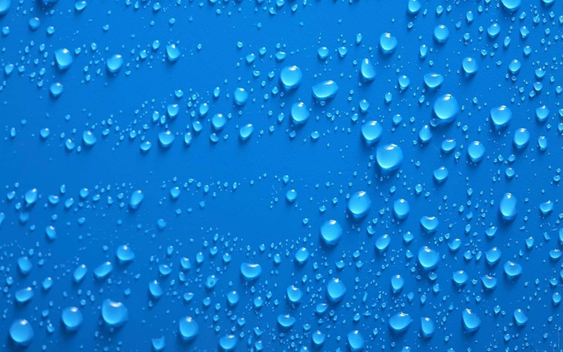 佈滿閃爍水滴的藍色表面