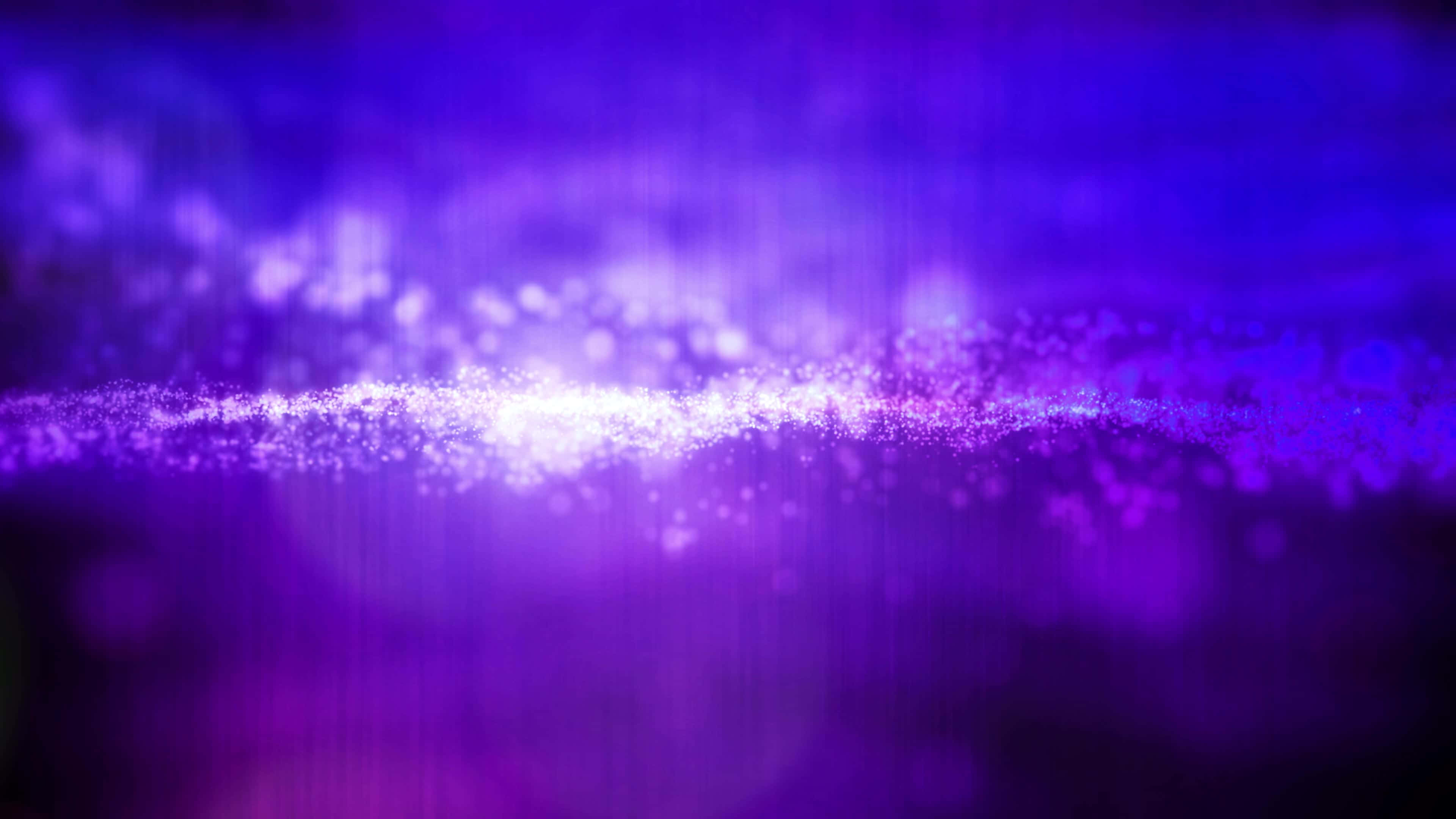 自然美景與壯麗天空交織的畫面 壁紙 — 發光的紫色粒子波在柔和模糊的漸變背景上閃耀著明亮的白色火花。