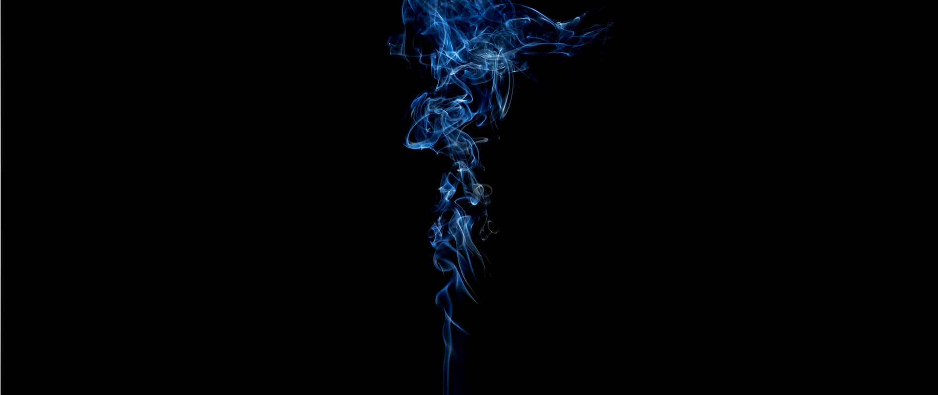 發光藍色煙霧在黑色背景上升起