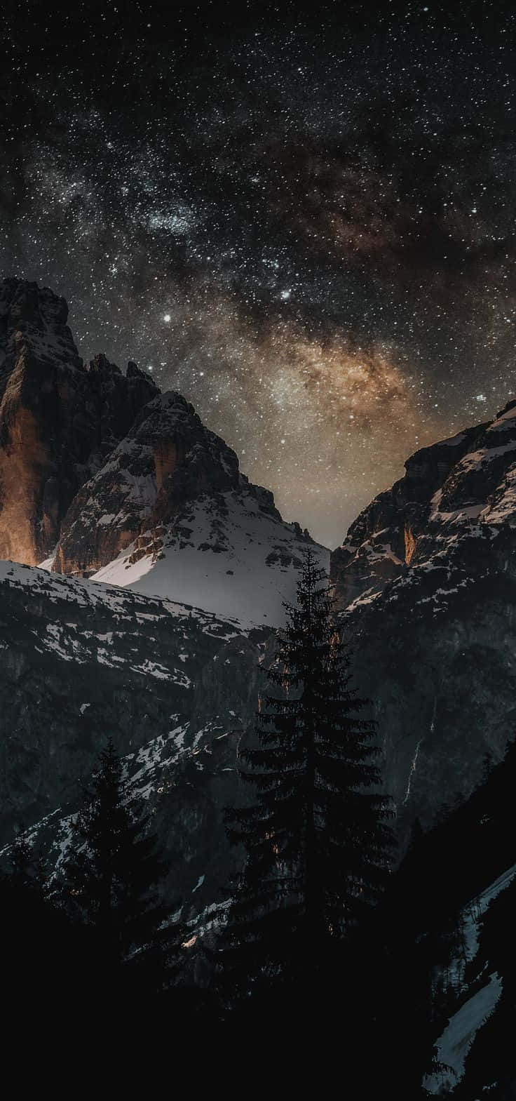 星空下的雪山，銀河可見。