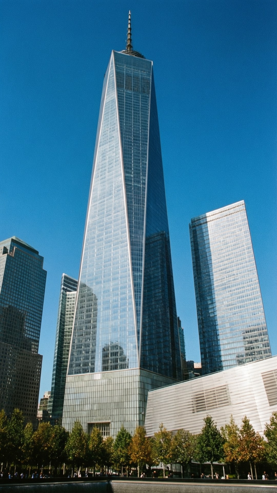 世貿中心一號樓摩天大樓，有秋天的樹木和清澈的藍天