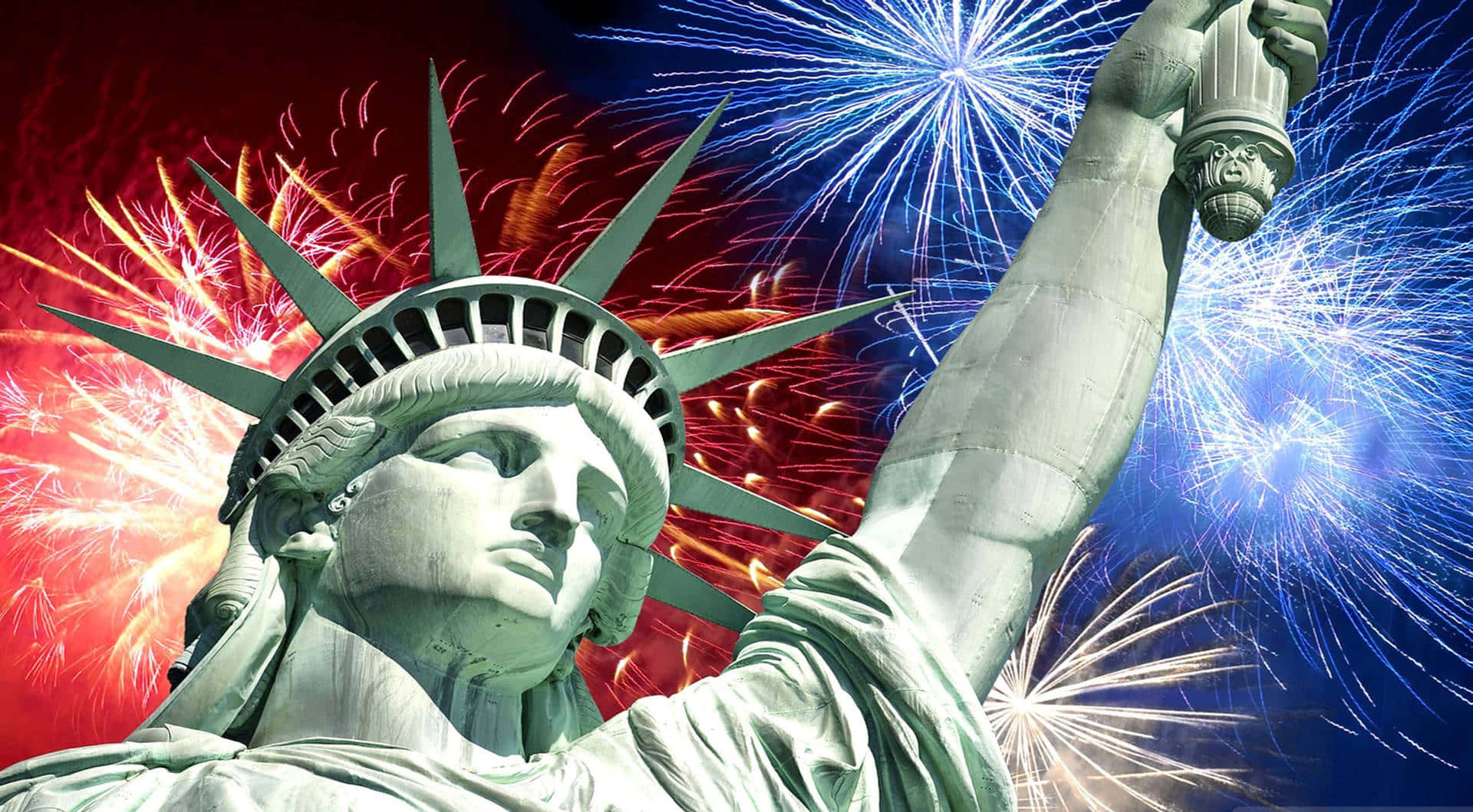 Independence 桌布 壁紙 — 自由女神像在充滿紅色、藍色和金色煙火的鮮豔天空中高高聳立。