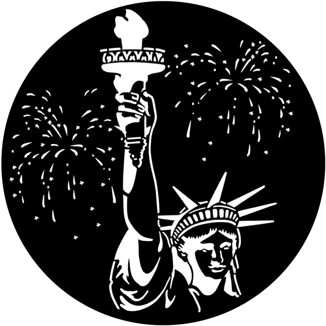 自由女神像煙火慶祝插圖 壁紙 — 一個大膽的白色自由女神像剪影，手持火炬，背景為黑色，周圍有煙花綻放。