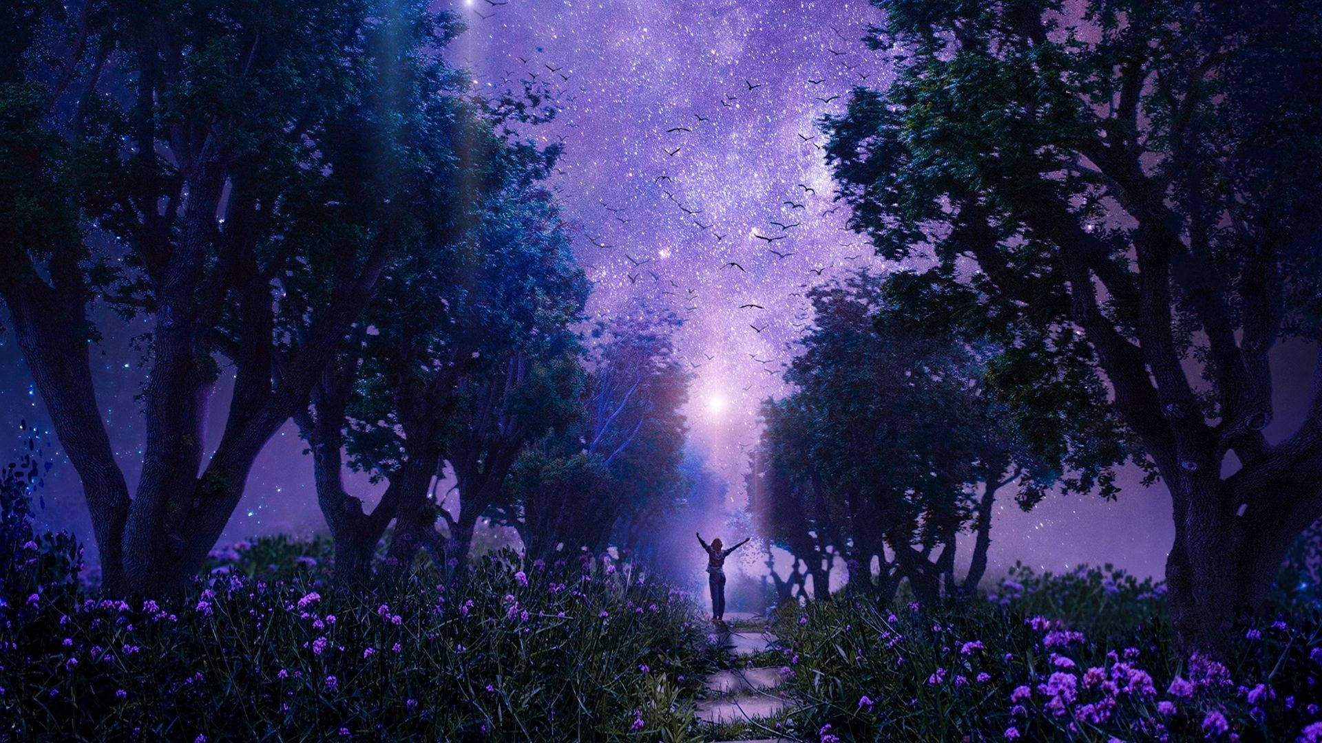 夜晚在森林中，一個人在紫色星空下舉起雙臂站立。 — 仙子美學動態圖 壁紙
