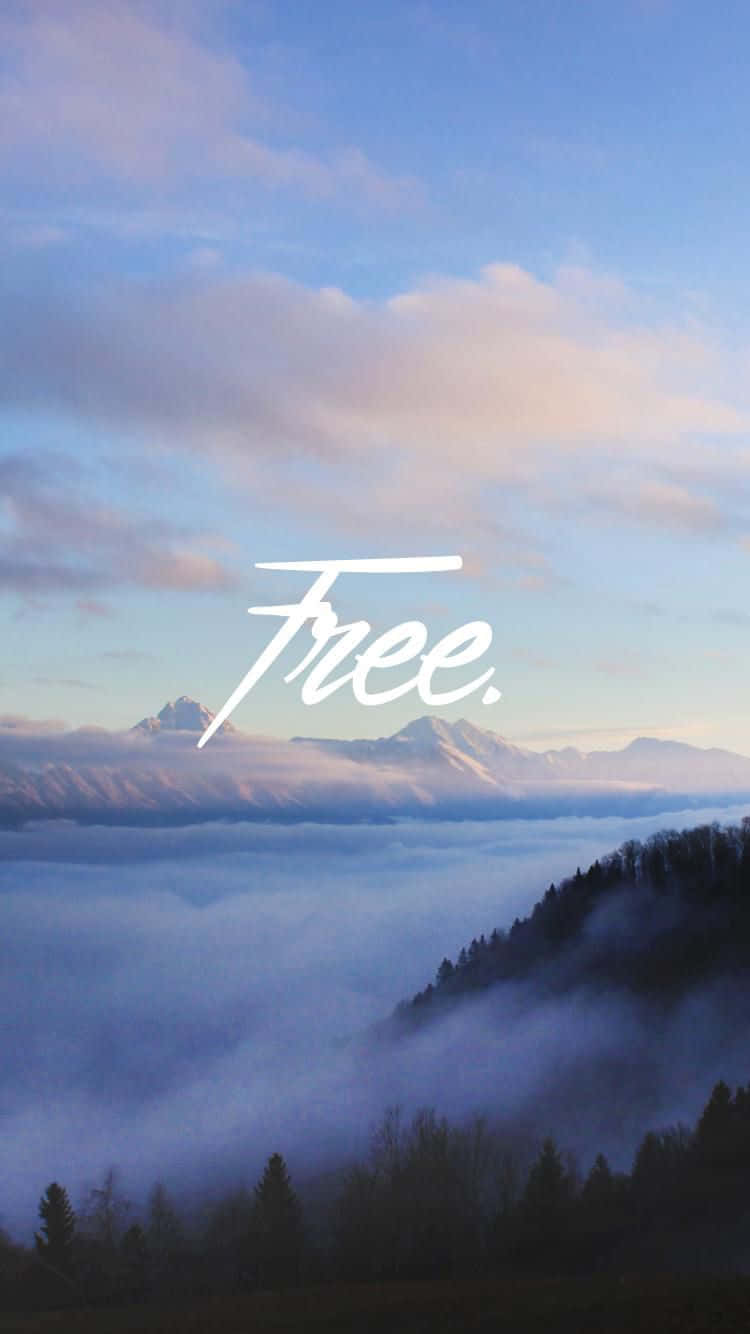 黎明時分雲海上的山峰，天空中以白色字體寫著Free。