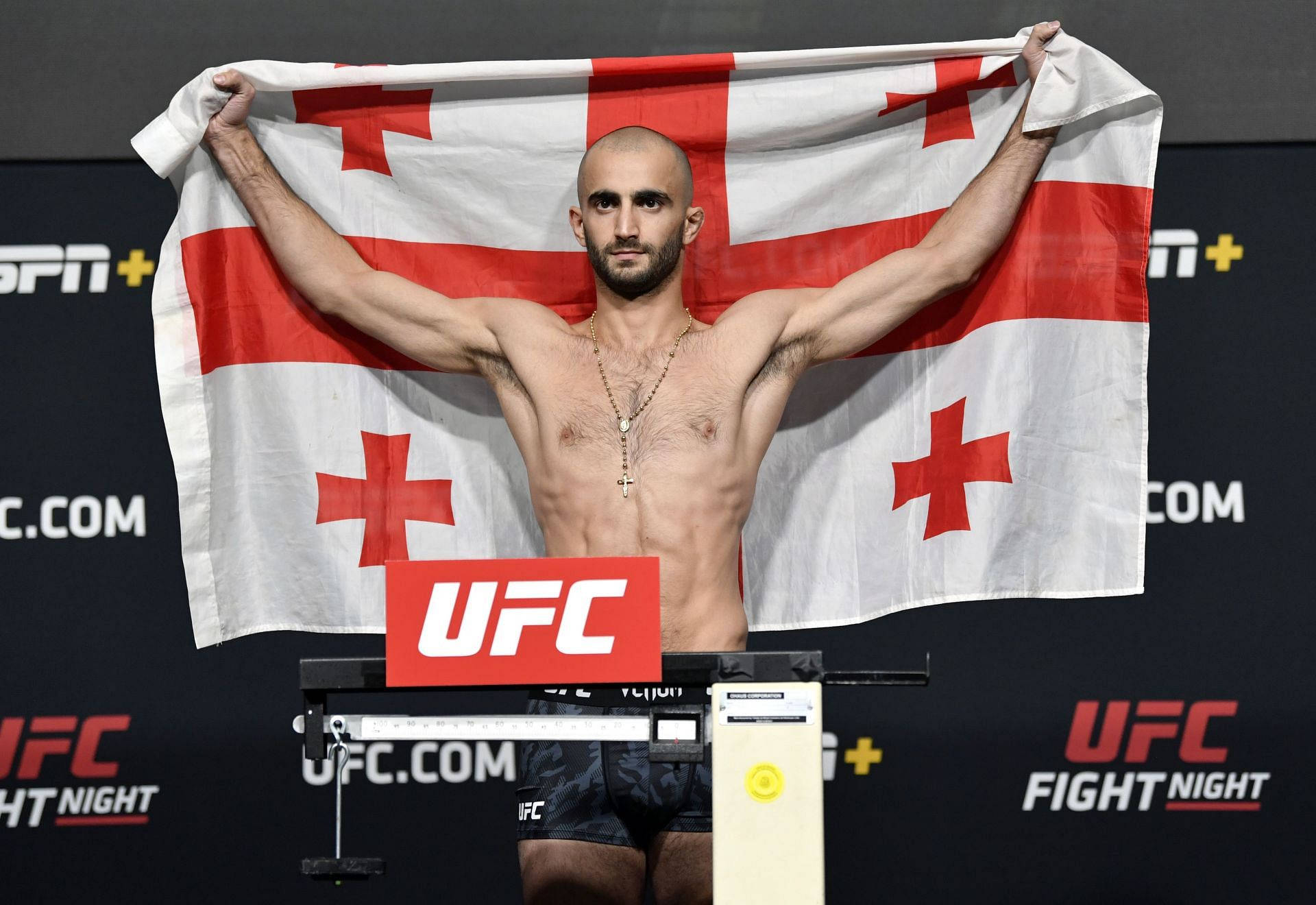 UFC拳手在稱重活動中手持格魯吉亞國旗