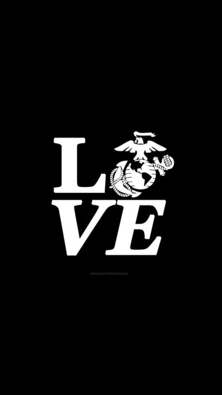 自豪的美國海軍陸戰隊成員 壁紙 — 粗體白色文字 LOVE，以海軍陸戰隊徽章取代 O，置於純黑色背景上。