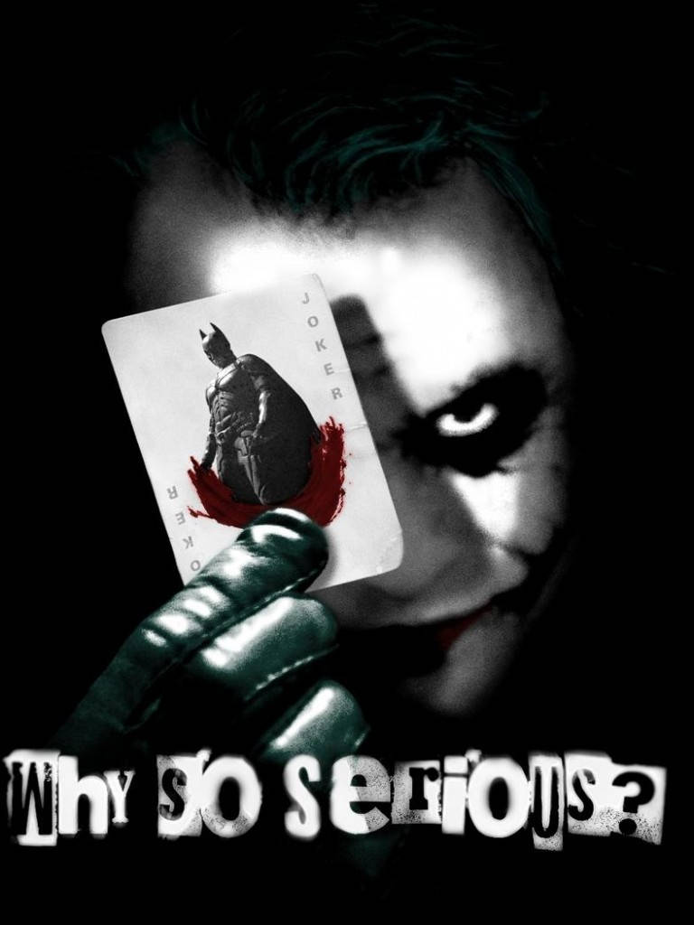 小丑拿著一張帶有蝙蝠俠圖像和血跡的小丑牌，問 why so serious