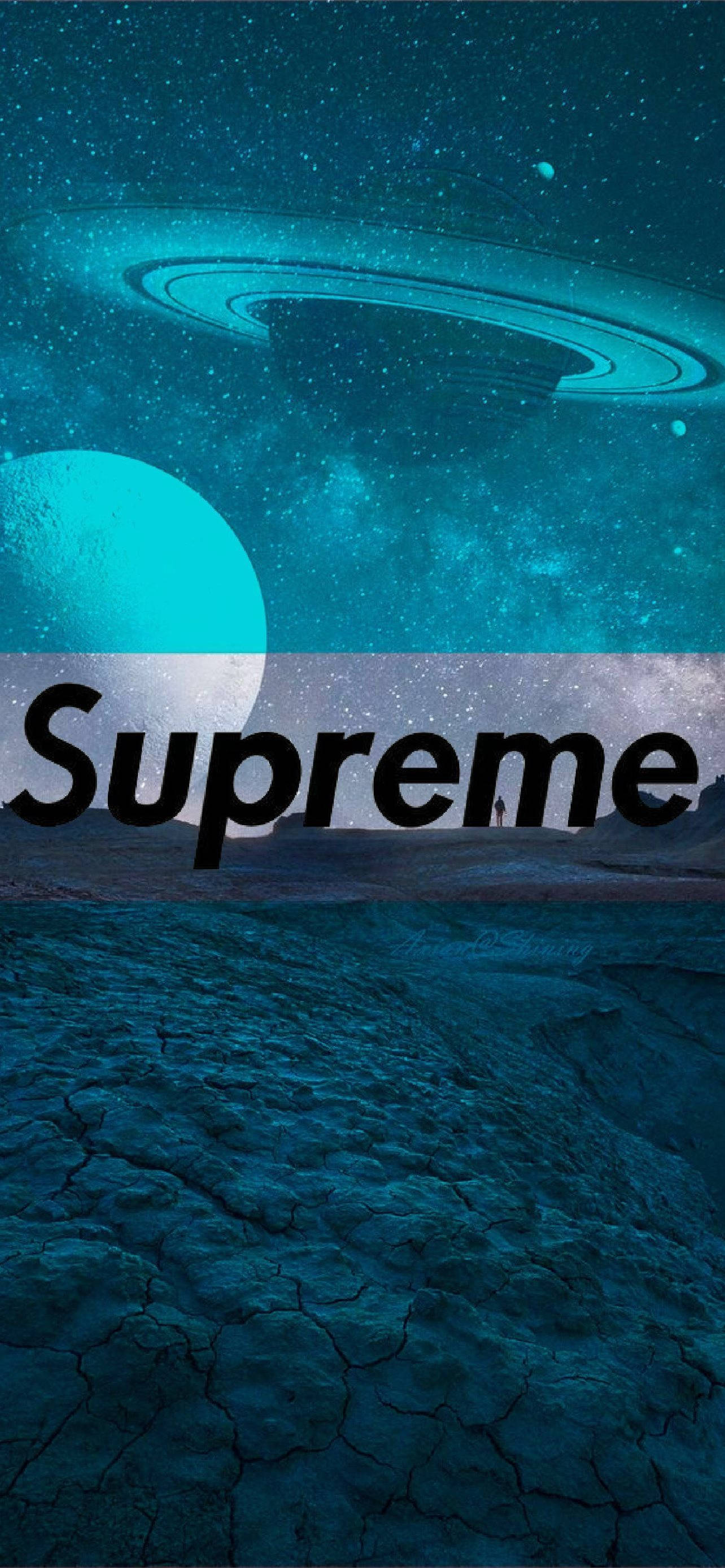 至尊Supreme標誌於太空 壁紙 — 一個宇宙場景，有環狀行星和裂開的外星地形，在繁星點點的藍綠色天空下，疊加了Supreme字樣。