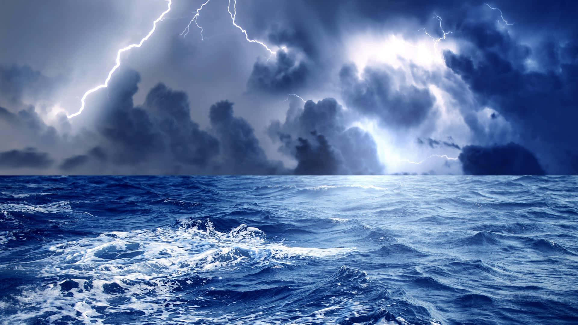 暴風雨中的海洋，閃電劃過烏雲。