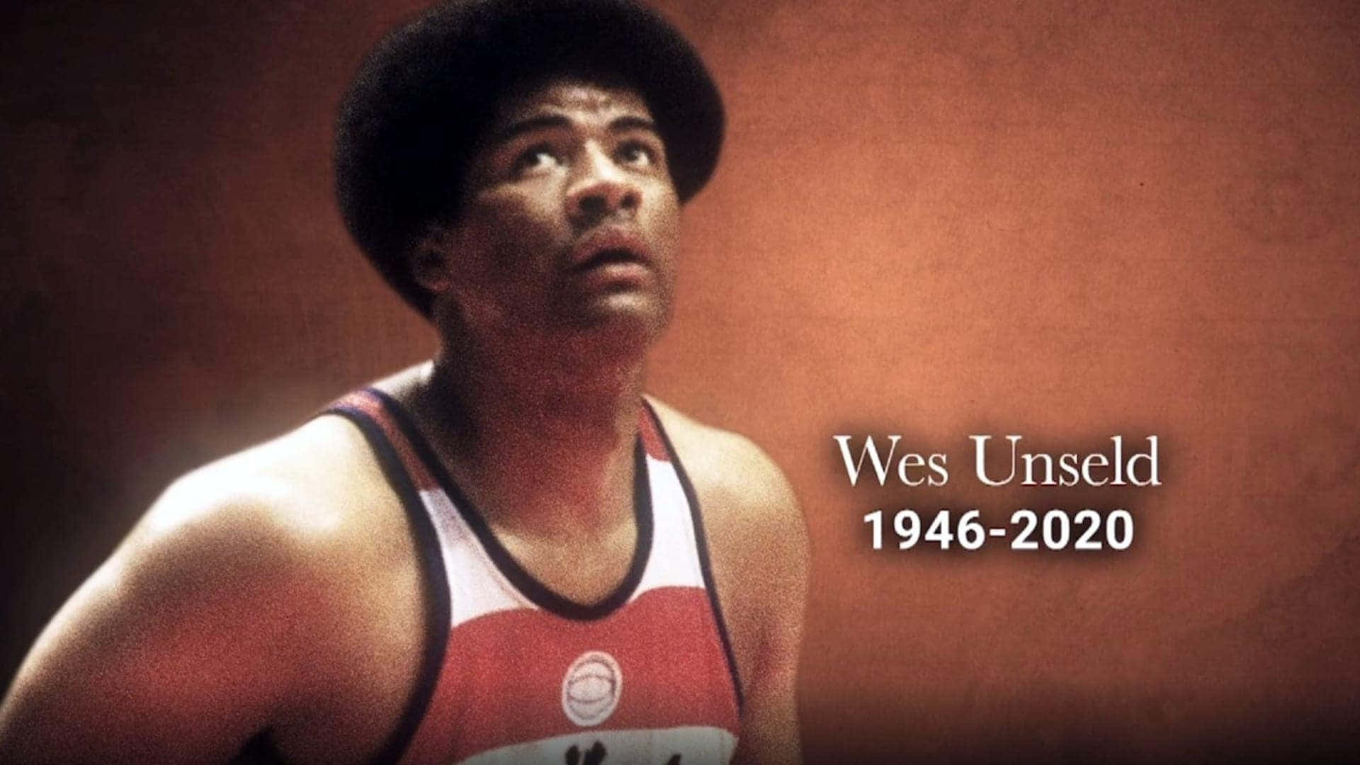 致敬NBA傳奇球星韋斯·恩賽爾 壁紙 — 籃球傳奇韋斯·昂塞爾德的肖像，身穿紅白球衣，背景溫暖有質感，顯示他的名字和年份1946-2020。