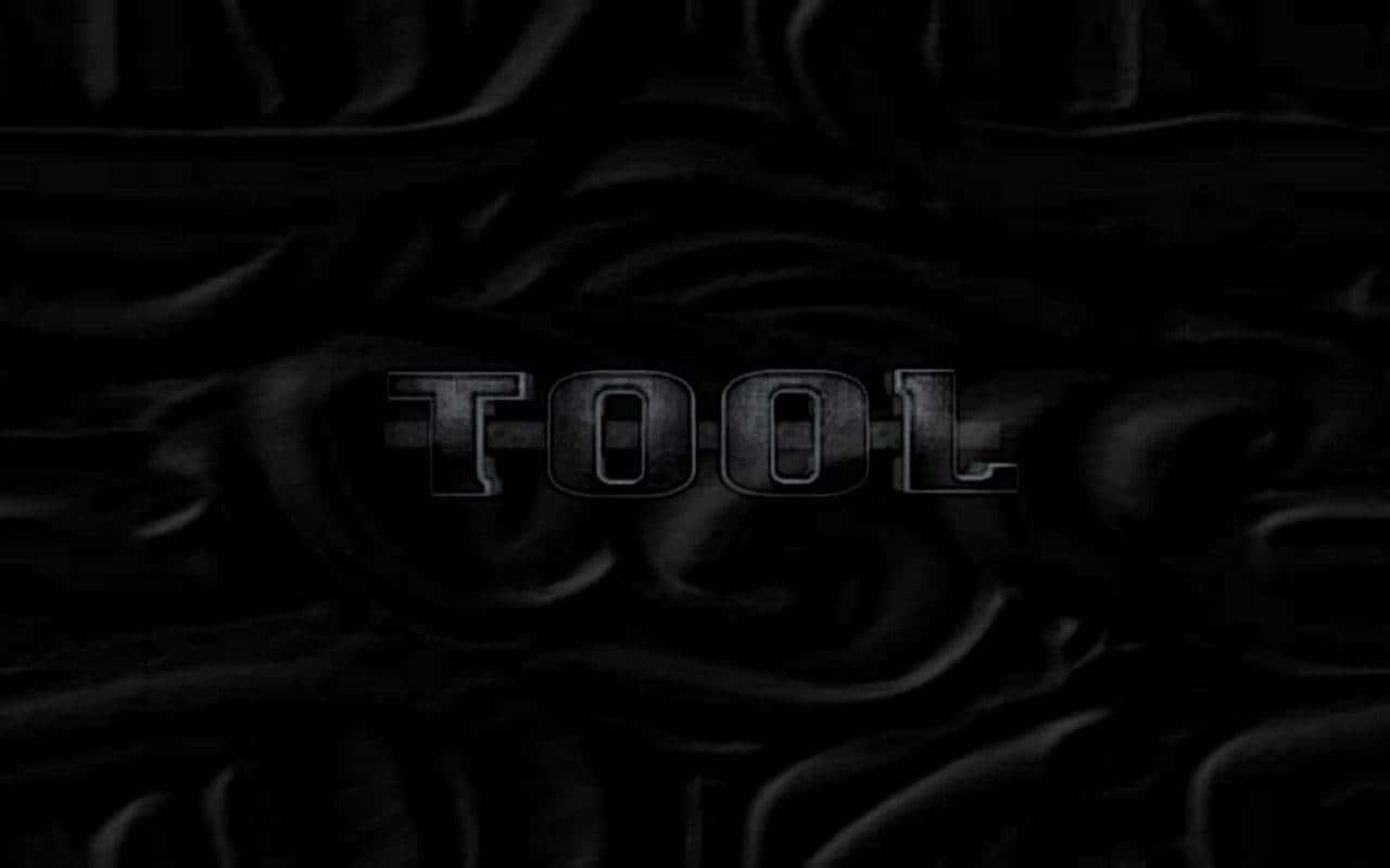 黑暗波紋布料背景上的金屬文字 TOOL