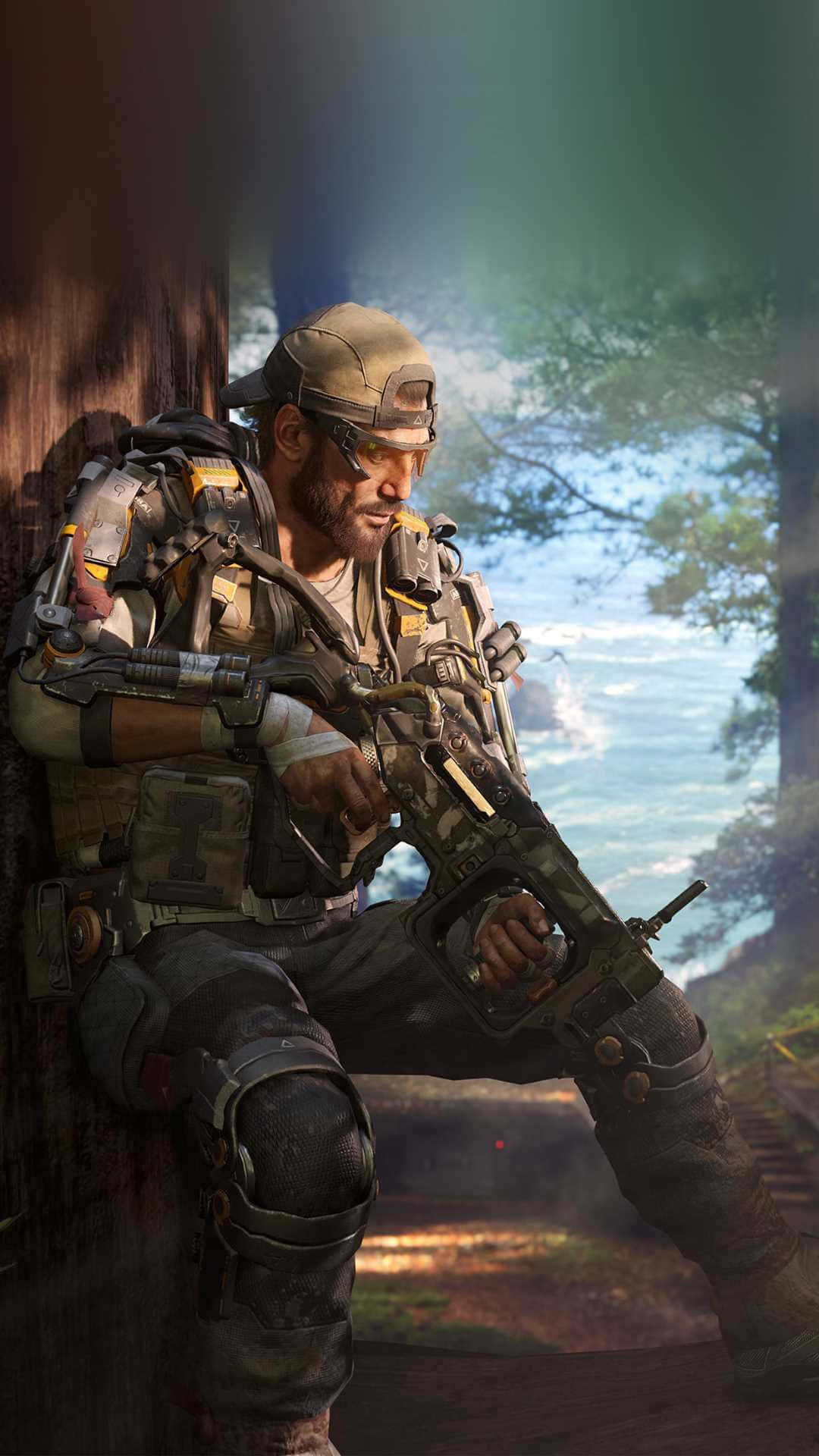 一名身穿戰鬥裝備的士兵在森林中靠著樹，手持步槍。