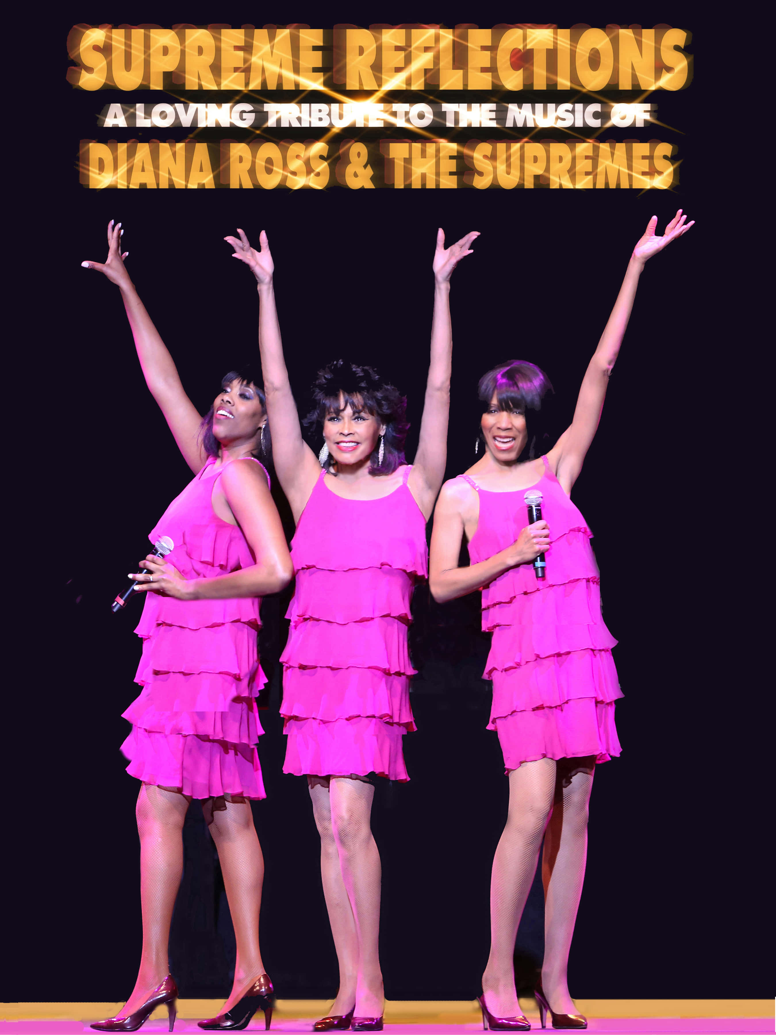 致敬戴安娜·羅斯與The Supremes 壁紙 — 三位身穿鮮豔粉紅色分層連衣裙的女性在舞台上舉起雙臂，在發光的「Supreme Reflections」文字下表演。