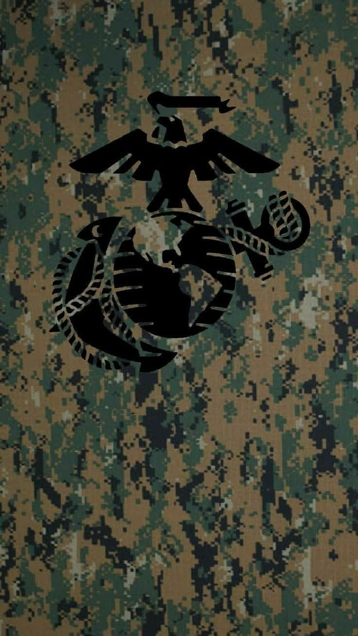 致敬海軍陸戰隊 - 美國海軍陸戰隊 壁紙 — 海軍陸戰隊徽章的黑色剪影在數碼迷彩背景上突出顯示。