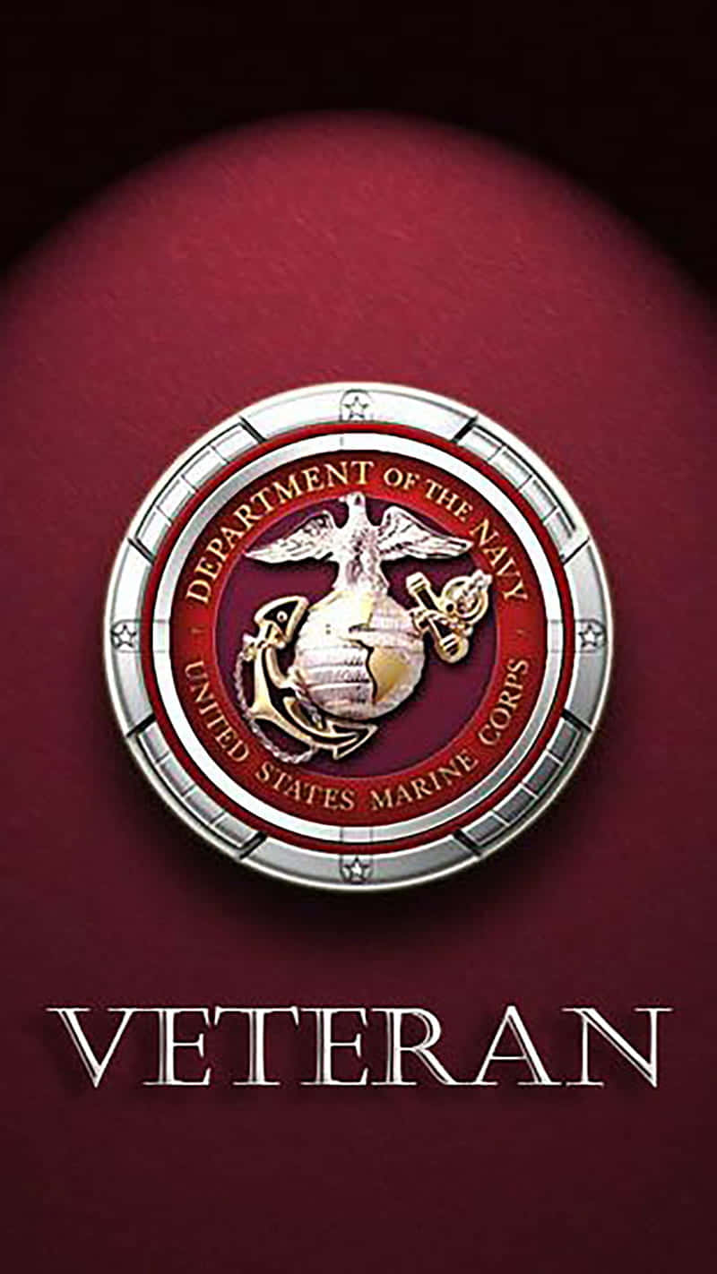 致敬美國海軍陸戰隊的英勇男女 壁紙 — 一個金屬質感的美國海軍陸戰隊徽章，居中置於深紅色背景上，下方有「veteran」字樣。
