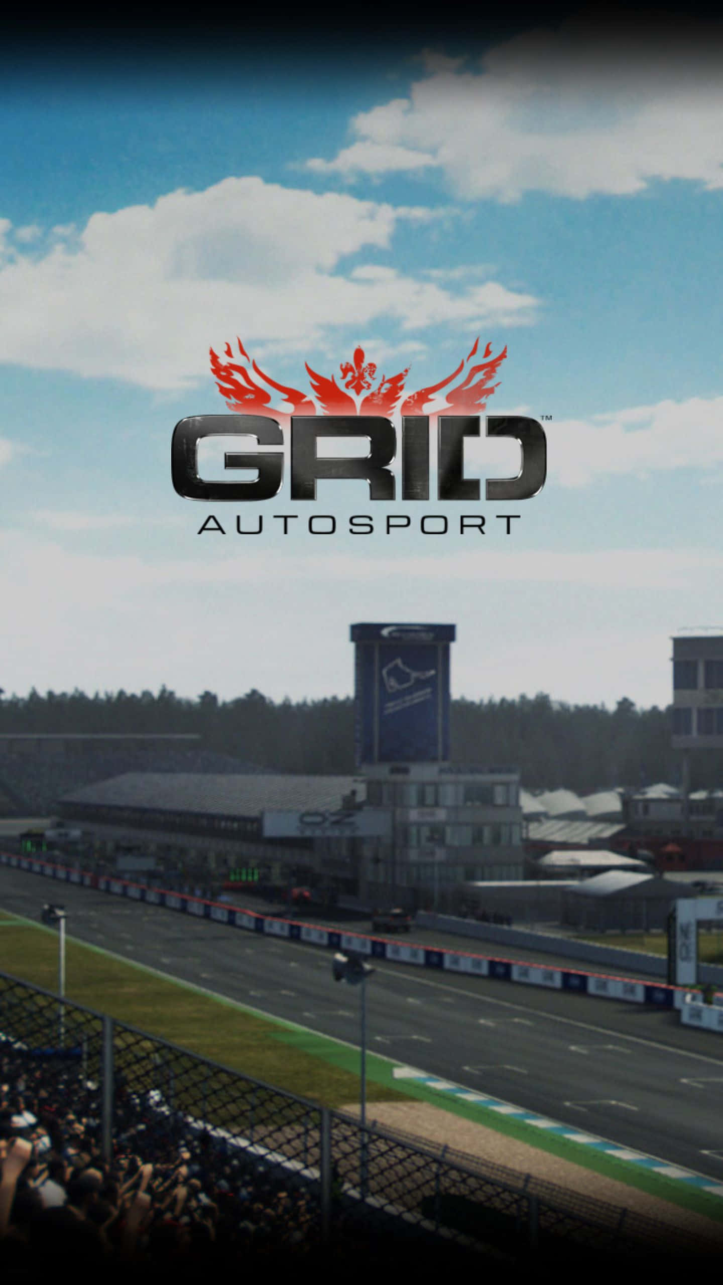 與 Android Grid Autosport 一同衝向勝利 壁紙 — 一條賽車跑道，上方是明亮的藍天，飄著蓬鬆的白雲，看台上有一群觀眾在歡呼。