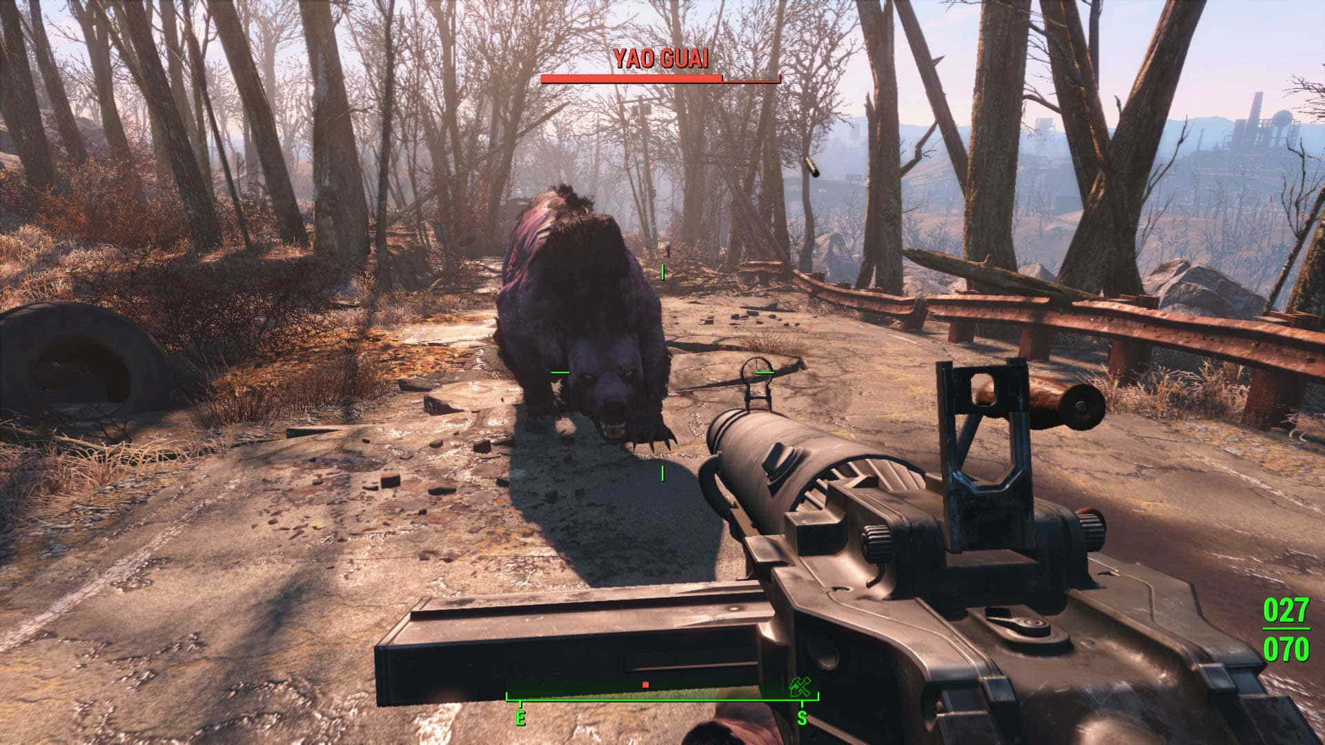 與《Cool Fallout》一起探索全新世界 壁紙 — 第一人稱視角瞄準武器對準一隻大型變異野豬，背景是陽光明媚、荒蕪的森林，有生鏽的護欄和遠處的廢墟。