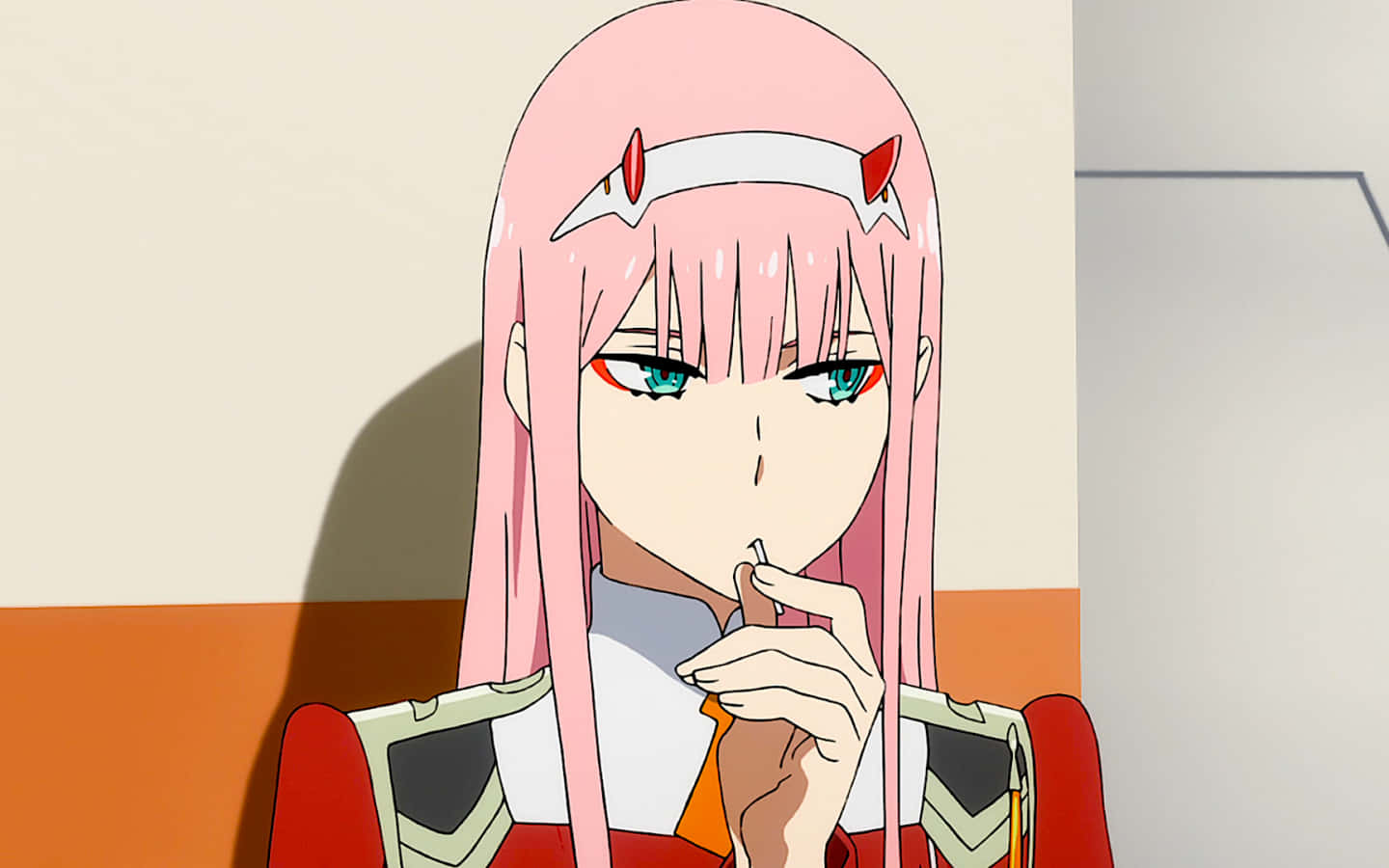 與《Darling in the Franxx》一同體驗友誼與冒險 壁紙 — 一位粉紅色頭髮、紅色角、藍綠色眼睛的動漫女孩在昏暗的房間裡拿著一支煙。