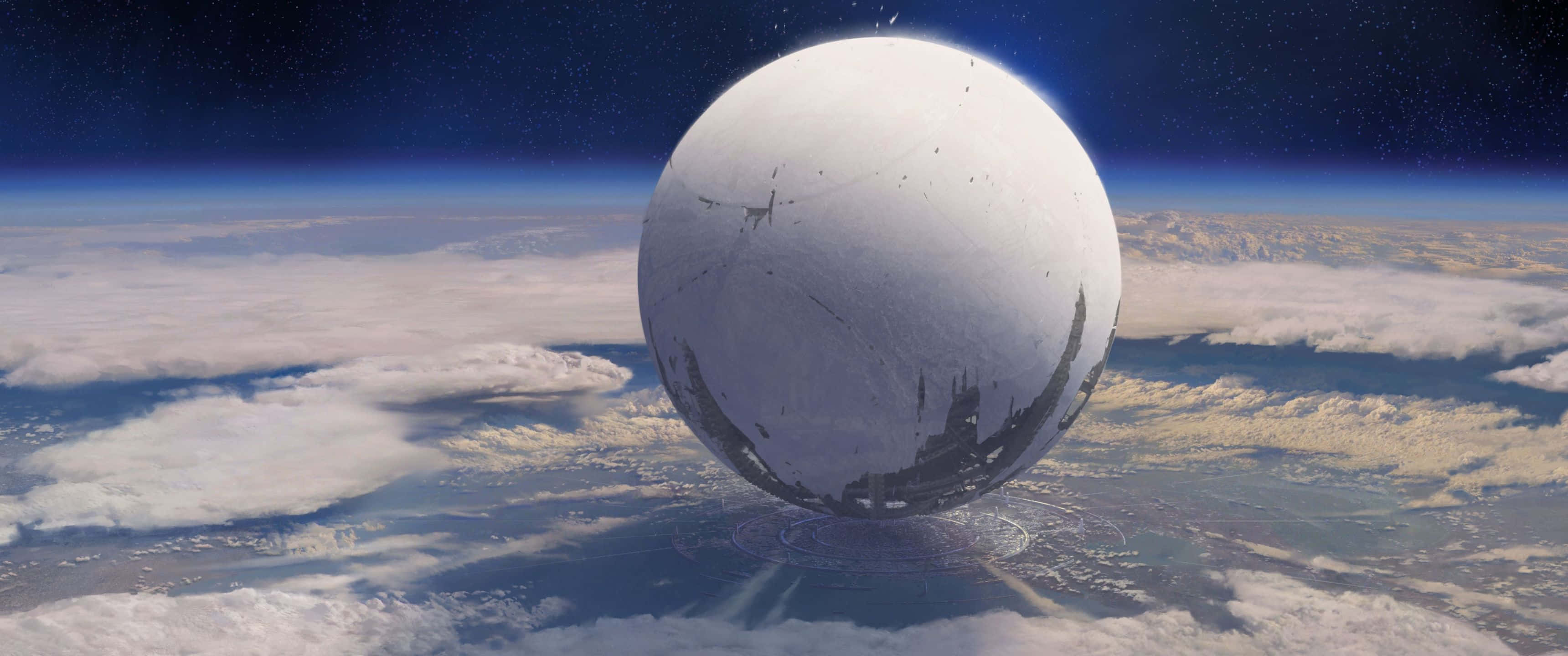 與《Destiny 2》一同展開宏偉冒險 壁紙 — 一個巨大的反射球體懸浮在地球的雲層之上，反射出大陸和星星，呈現宇宙景觀。