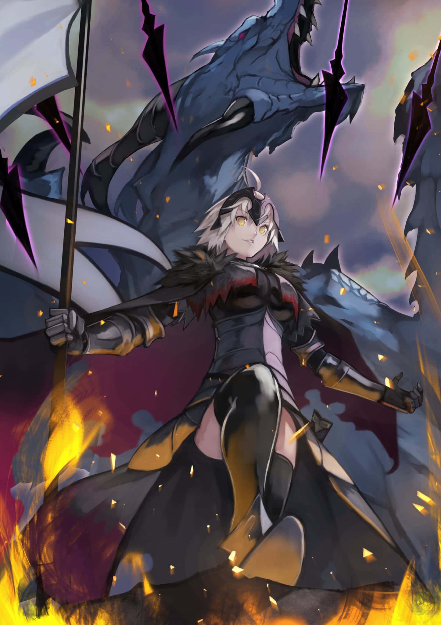 與《Fate/Grand Order》一同踏上壯闊旅程 壁紙 — 一個堅定的動漫戰士，白髮閃爍的眼睛，在火花和烏雲中揮舞長矛對抗巨大的藍龍。