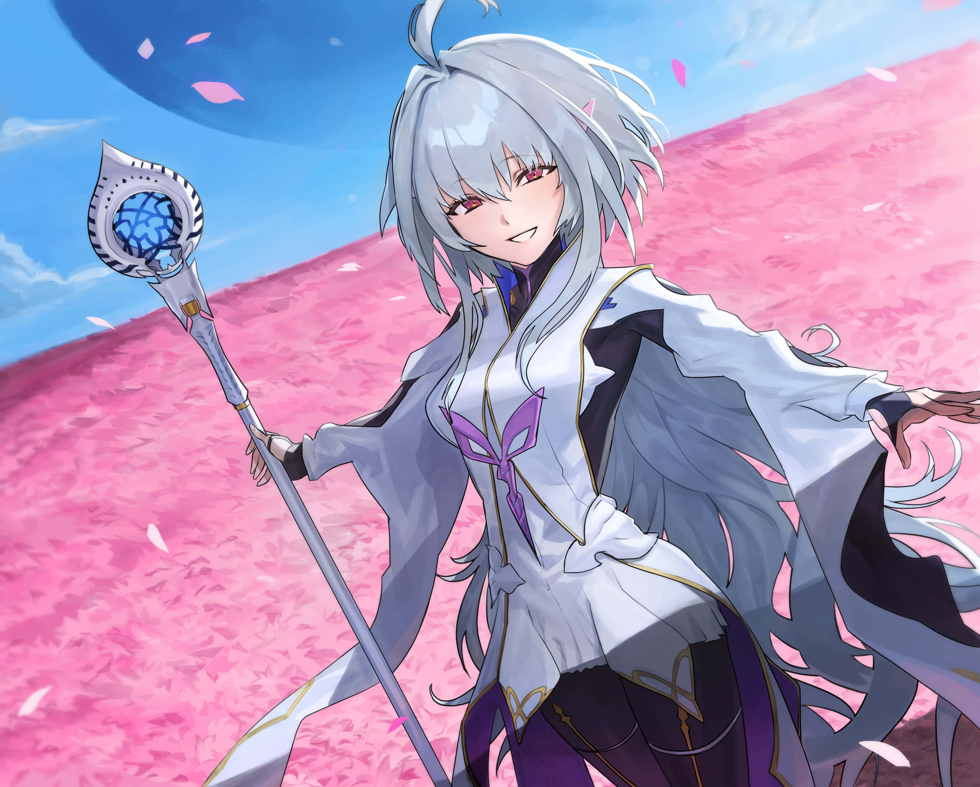 與 Fate Grand Order 一同探索 Fate 宇宙 壁紙 — 一位銀髮紅眼嘅動漫女仔喺藍天底下嘅粉紅櫻花田中，拎住發光嘅法杖微笑。