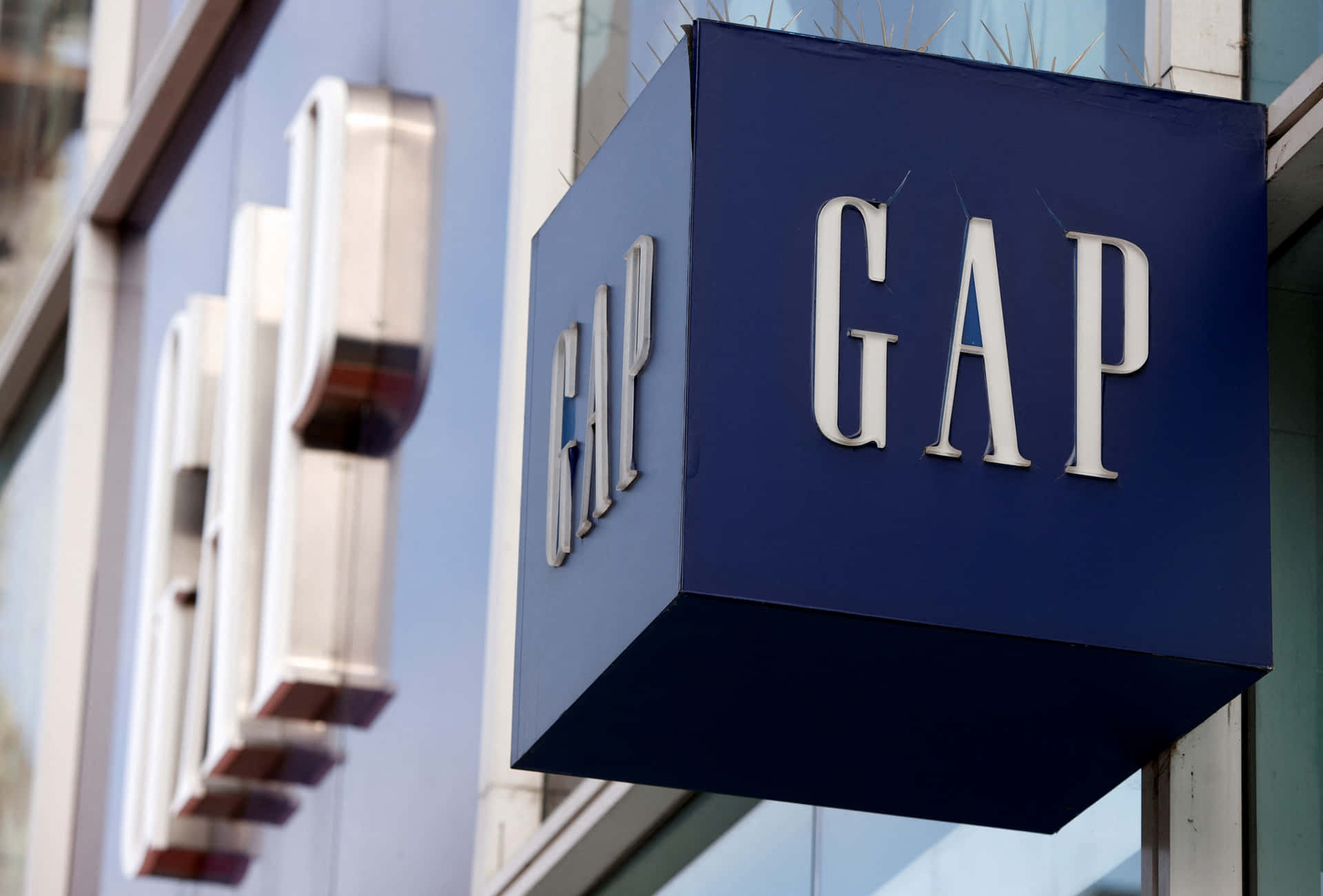 現代建築外牆上的藍色立方體GAP商店招牌。