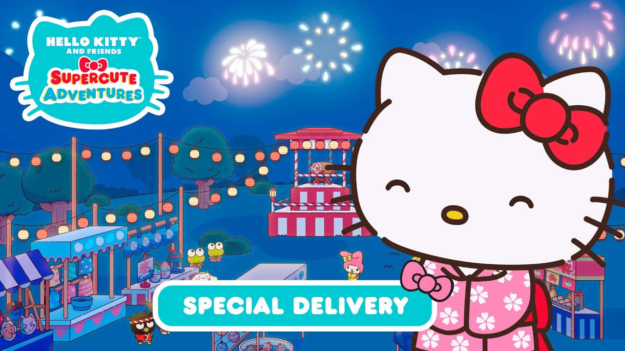 與 Hello Kitty 享受溫暖的夏日午後 壁紙 — Hello Kitty 身穿粉紅色花卉和服，在煙花和色彩繽紛攤位的熱鬧夜間嘉年華背景下微笑著看著觀眾。