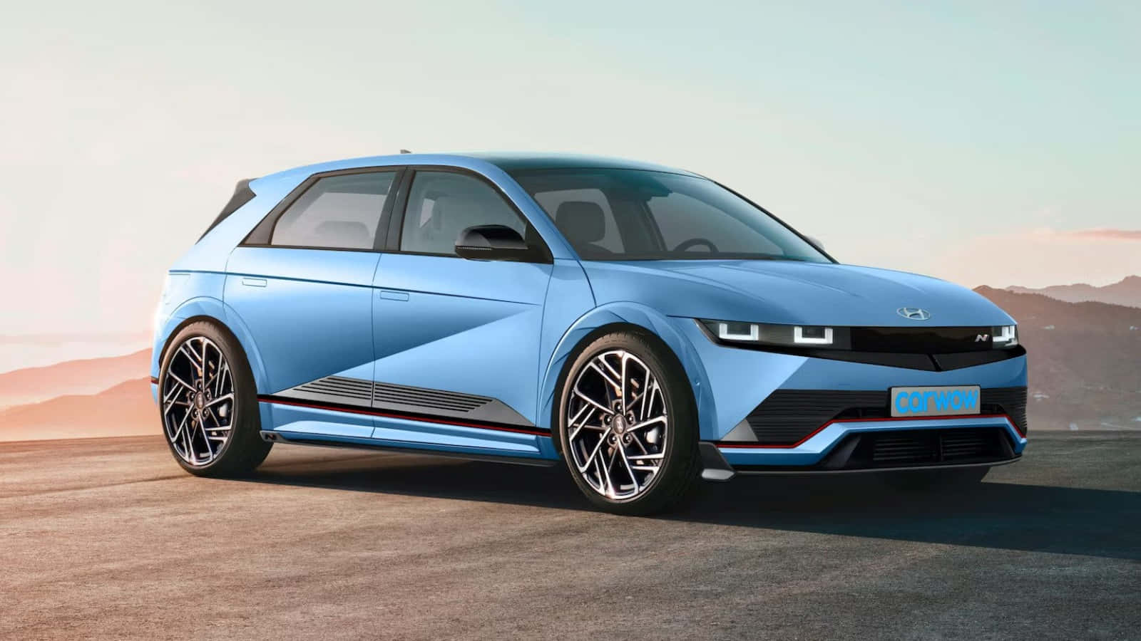 淺藍色現代 IONIQ 5 N 跑車停在日落時分的沙漠公路上。