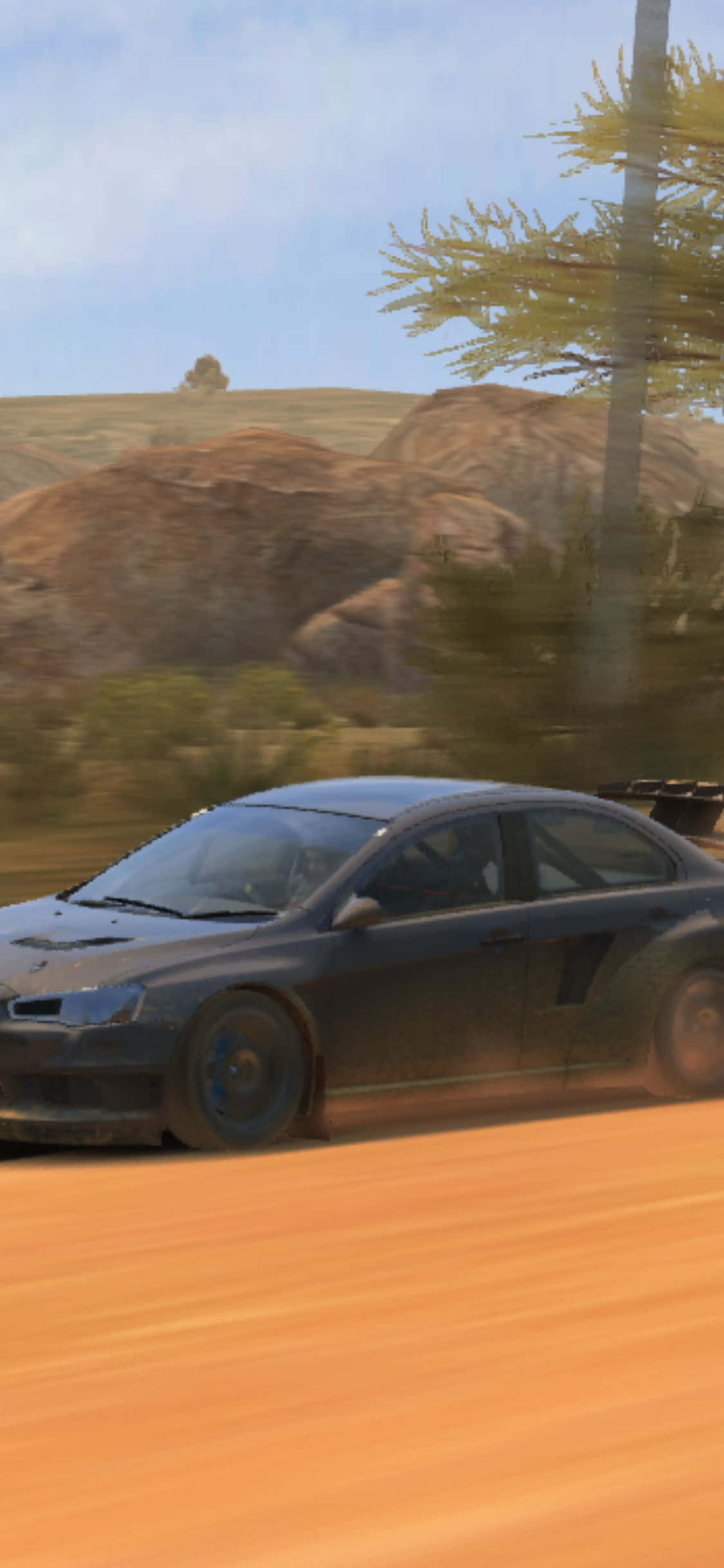 與 iPhone XS《Dirt 3》一同自由探索 壁紙 — 一輛深色拉力賽車在晴朗的天空下，疾速駛過佈滿岩石山丘和稀疏樹木的塵土飛揚的沙漠景觀。