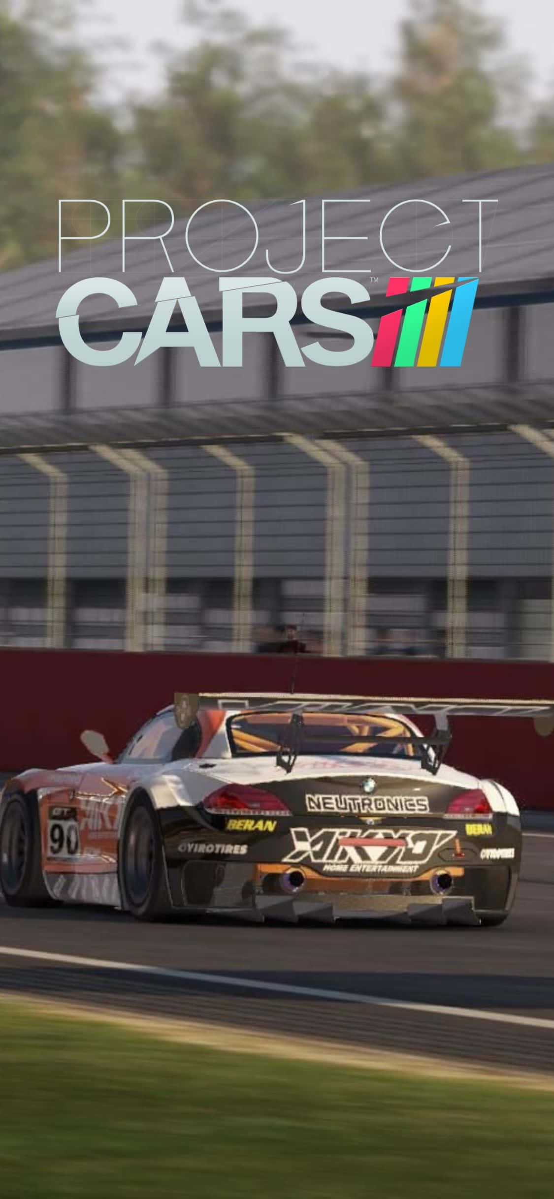 與 iPhone XS 和 Project Cars 一起準備競速吧！ 壁紙 — 一輛編號90的賽車在賽道上疾馳，背景是模糊的綠化和看台。