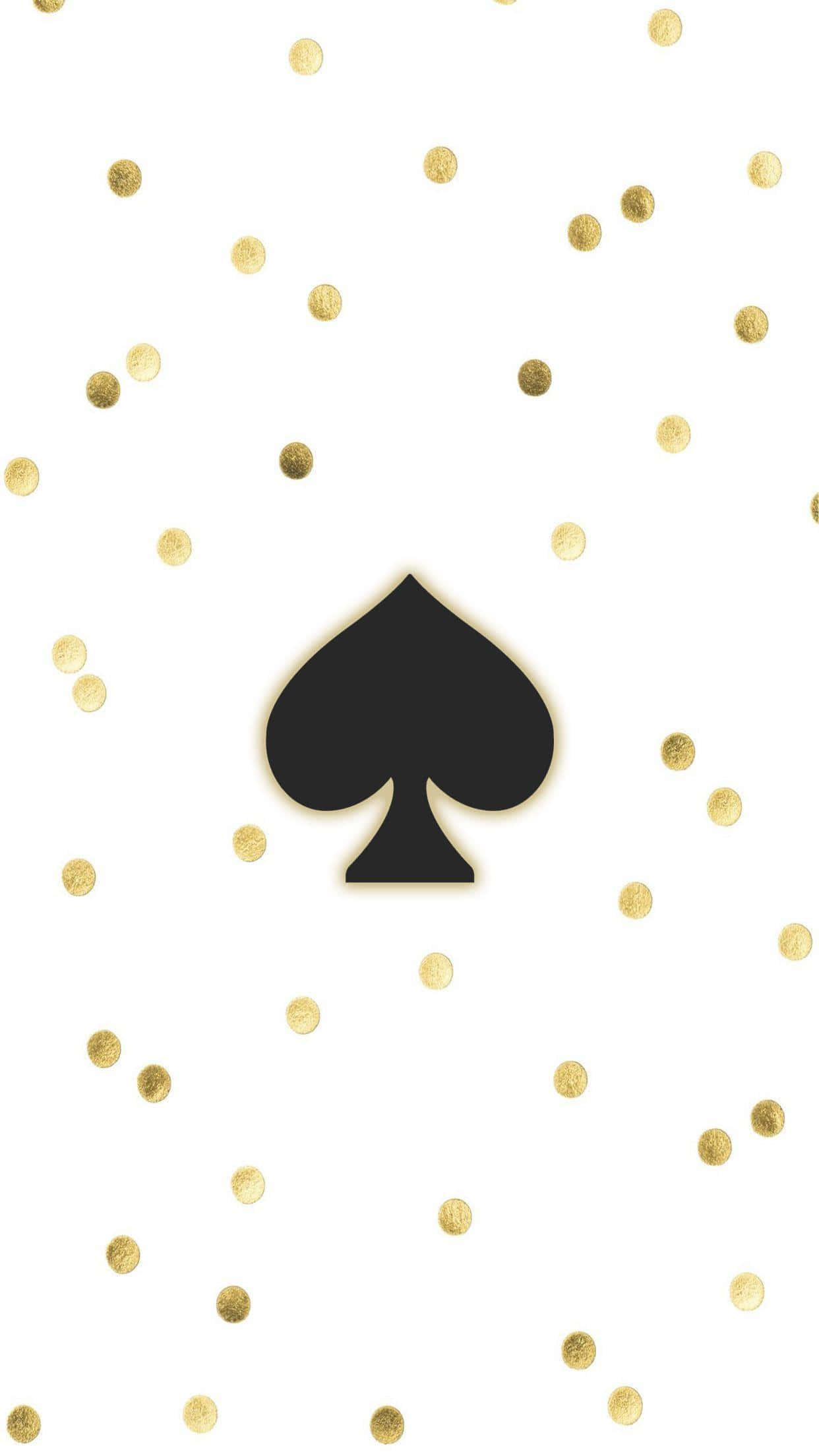 與 Kate Spade 一同感受創意與時尚 壁紙 — 一個大膽的黑色黑桃符號居中於白色背景上，並散落著金色紙屑點。