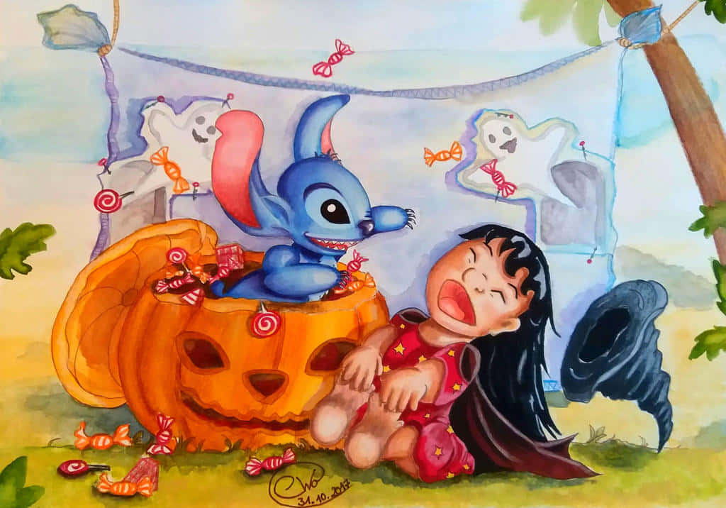 與 Lilo 和 Stitch 一同不給糖就搗蛋！ 壁紙 — 一個藍色外星人和一個穿著女巫服裝的女孩在一個裝滿糖果的南瓜旁邊，在掛有鬼怪裝飾的晾衣繩下一起大笑。